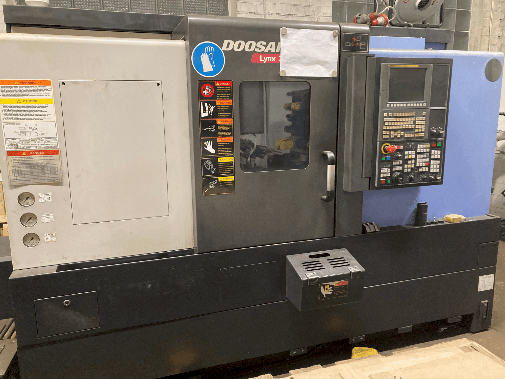 Widok z przodu maszyny DOOSAN LYNX220LSYA