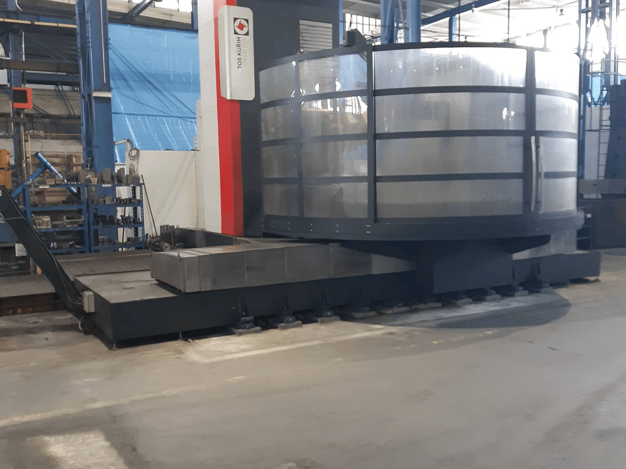 Widok z przodu maszyny TOS Kurim FUT 150