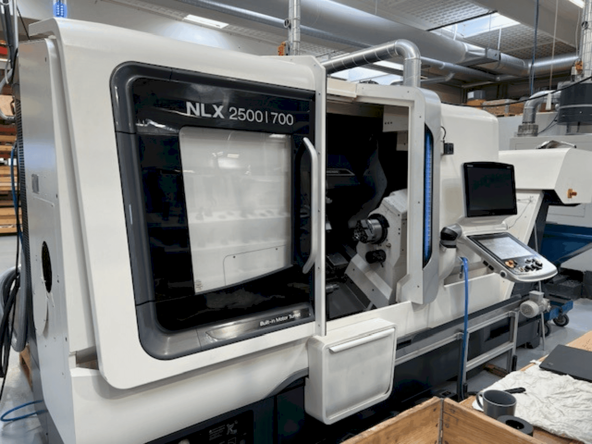 Widok z przodu maszyny DMG MORI NLX2500SY/700
