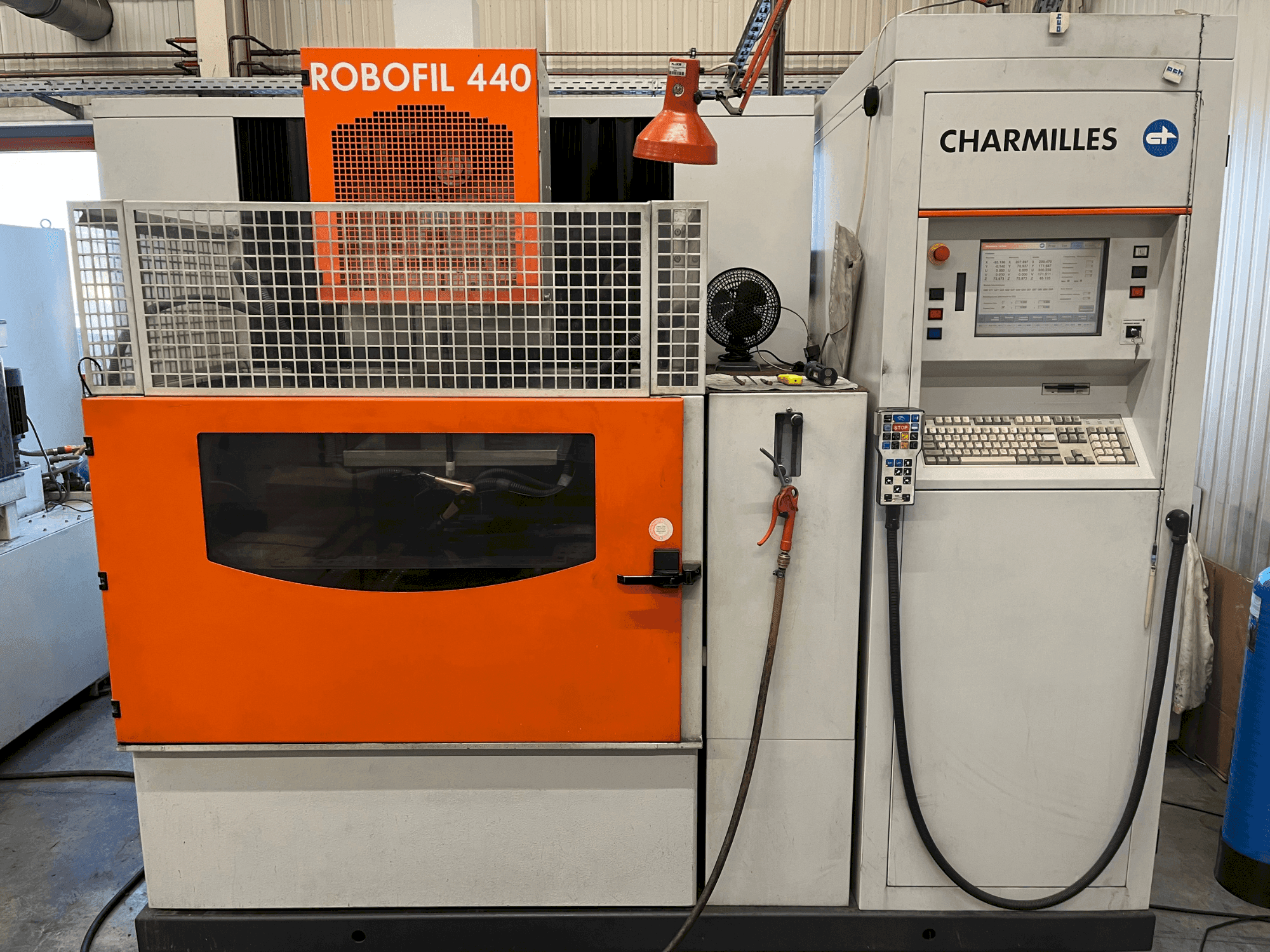 Widok z przodu maszyny CHARMILLES Robofil 440