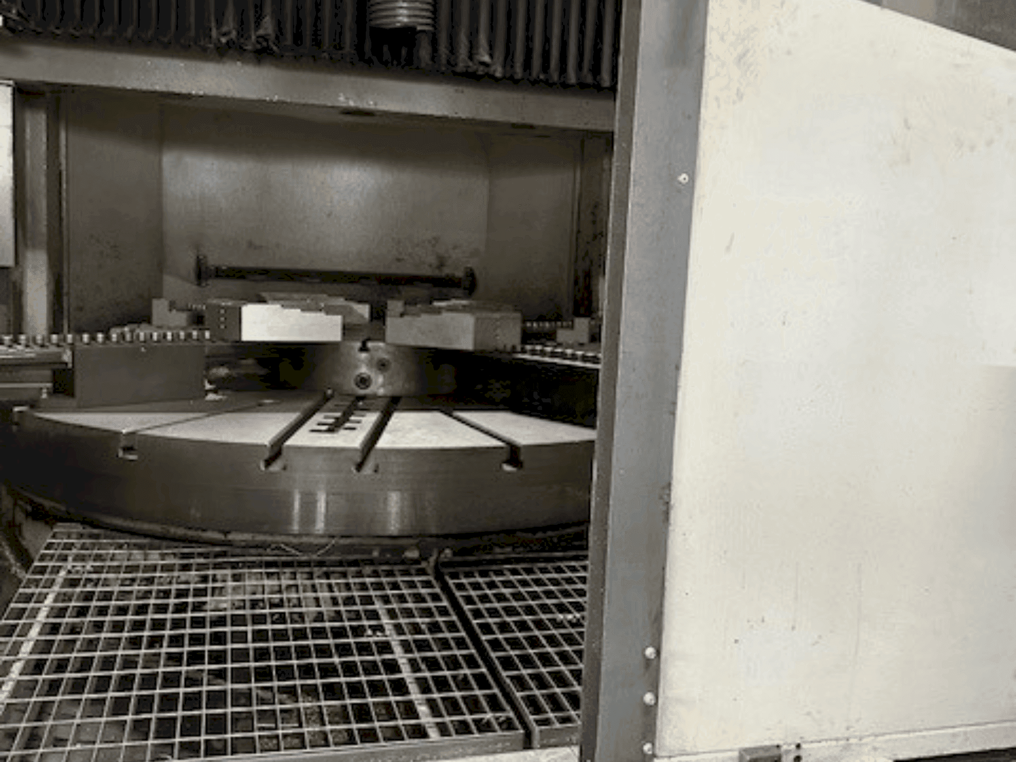 Widok z przodu maszyny GORBREX TKV 525 CNC