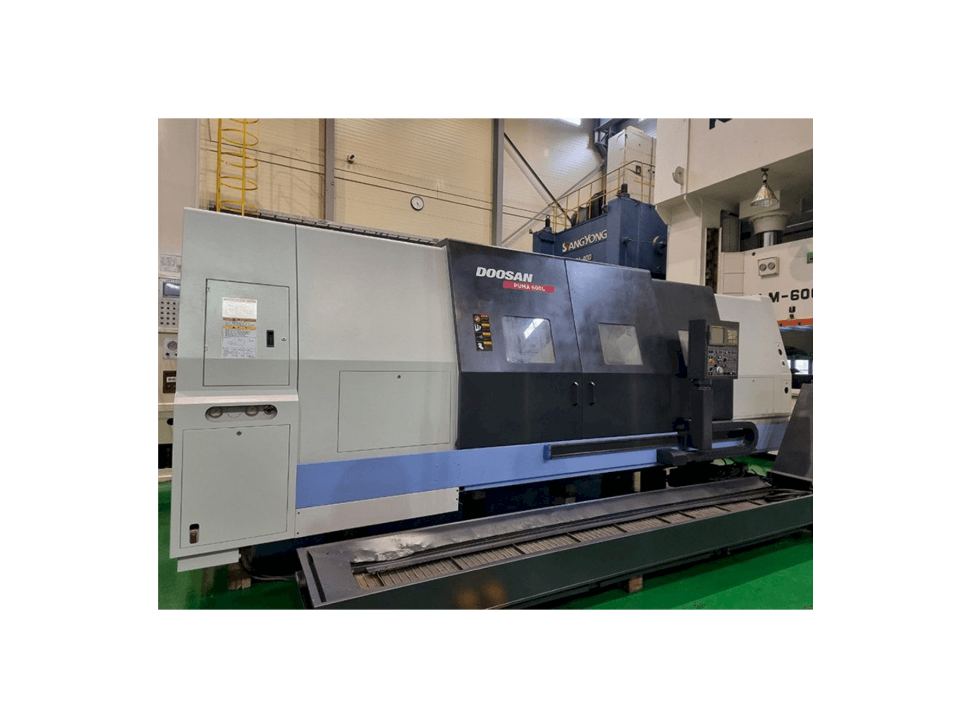 Widok z przodu maszyny Doosan Puma 600L