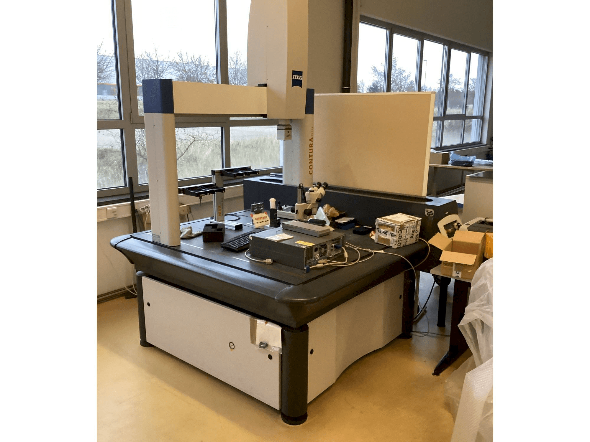 Widok z przodu maszyny ZEISS Contura HTG 10/12/6