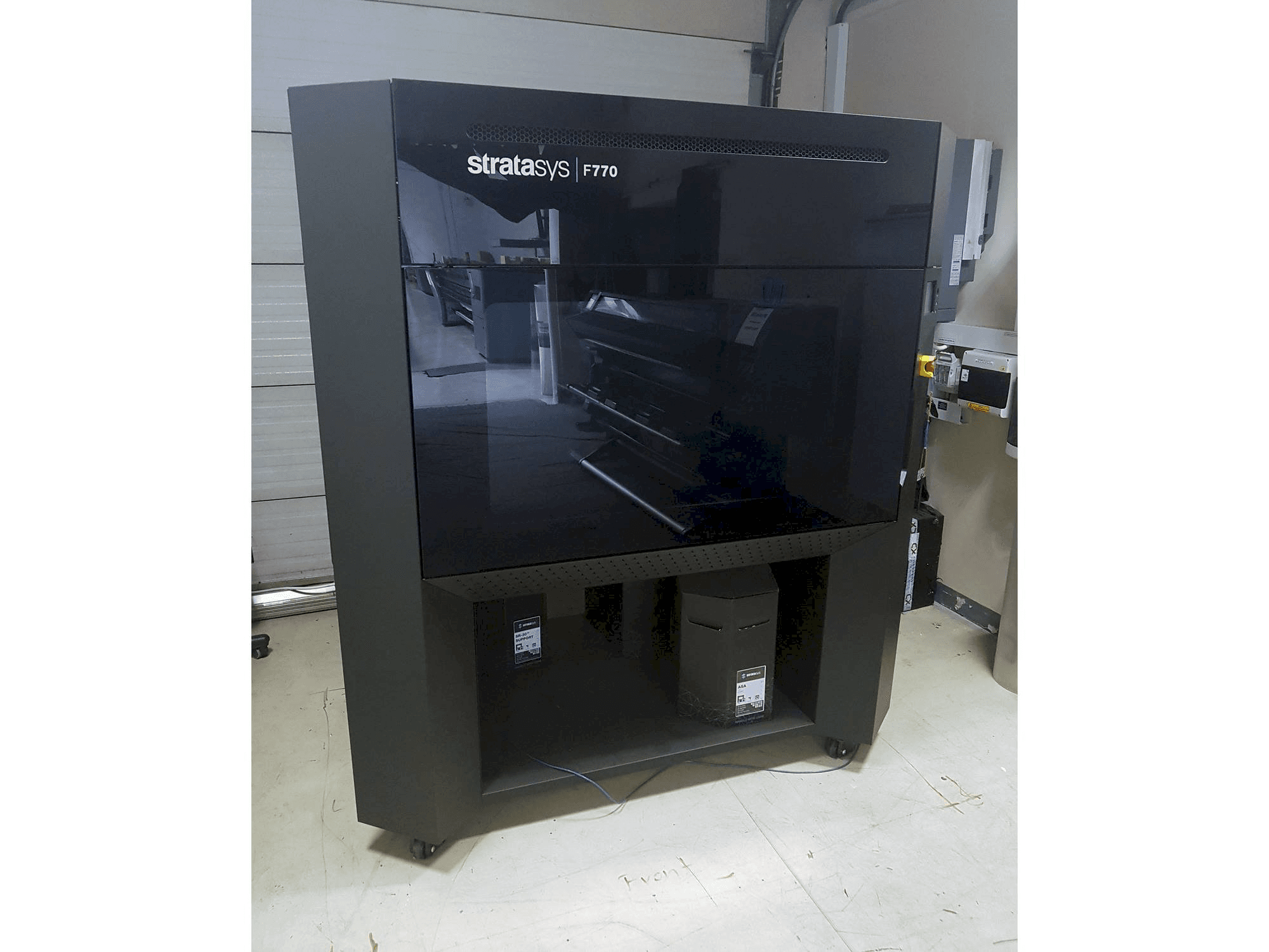 Widok z przodu maszyny Stratasys F770