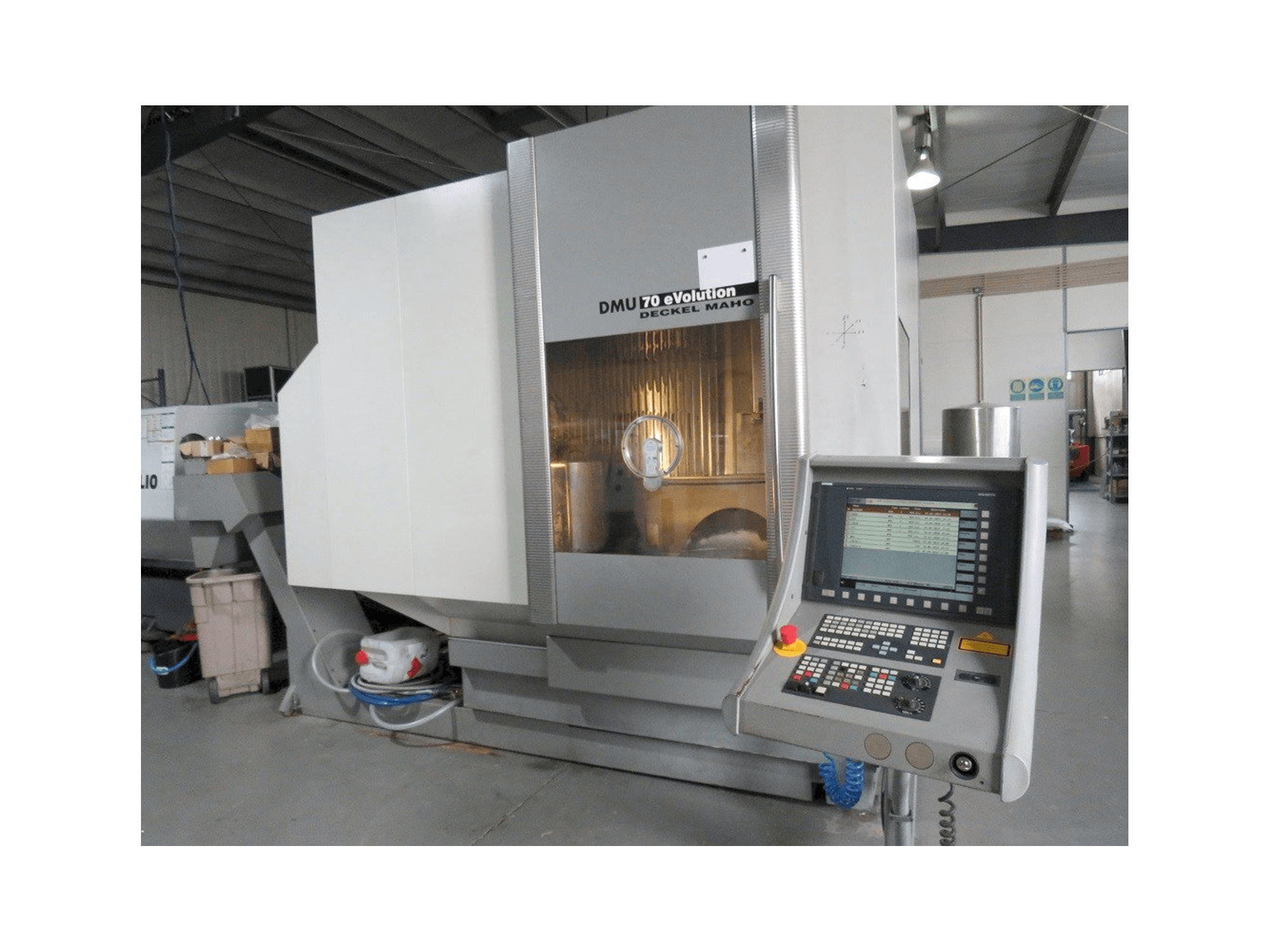 Widok z przodu maszyny DECKEL MAHO DMU 70 eVolution