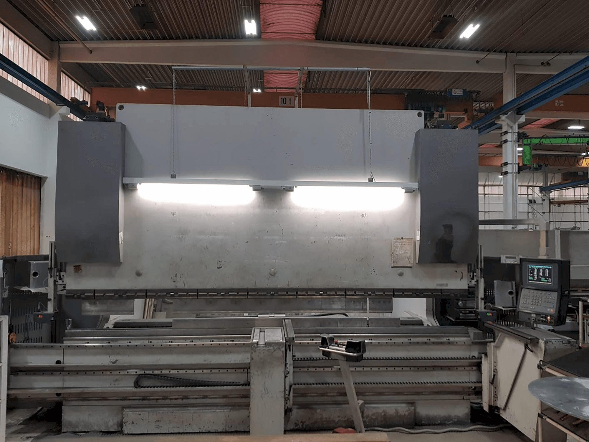 Widok z przodu maszyny EHT Multipress 300-40