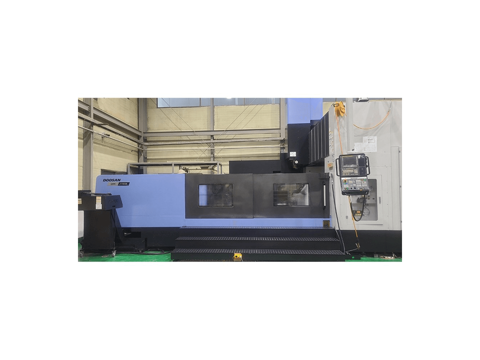 Widok z przodu maszyny Doosan BM 2740M