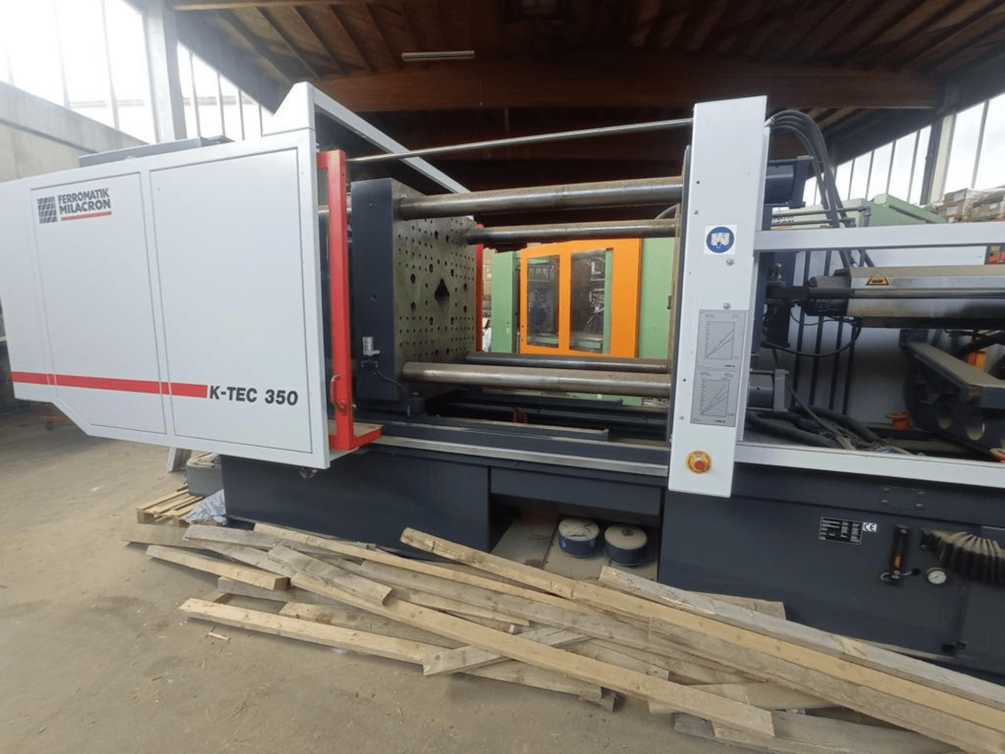 Maszyna do cięcia laserem światłowodowym Prima Power Laser Genius+ 1530 widziana z boku, z widocznymi szczegółowymi elementami i elementami sterującymi.