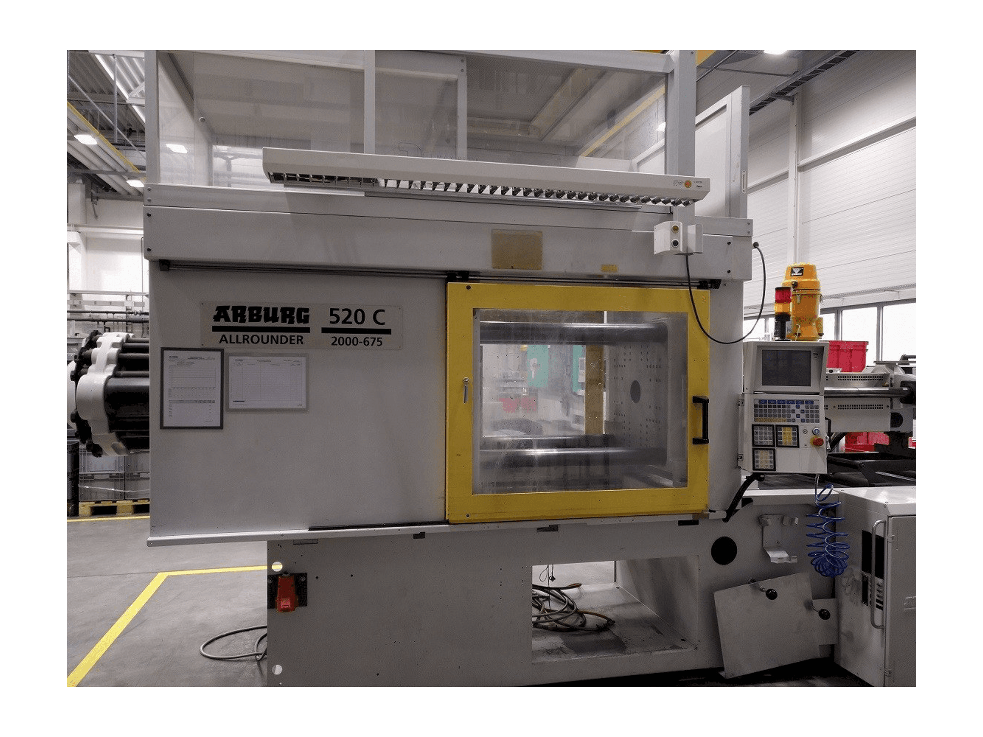 Widok z przodu maszyny Arburg 520 C 2000–675