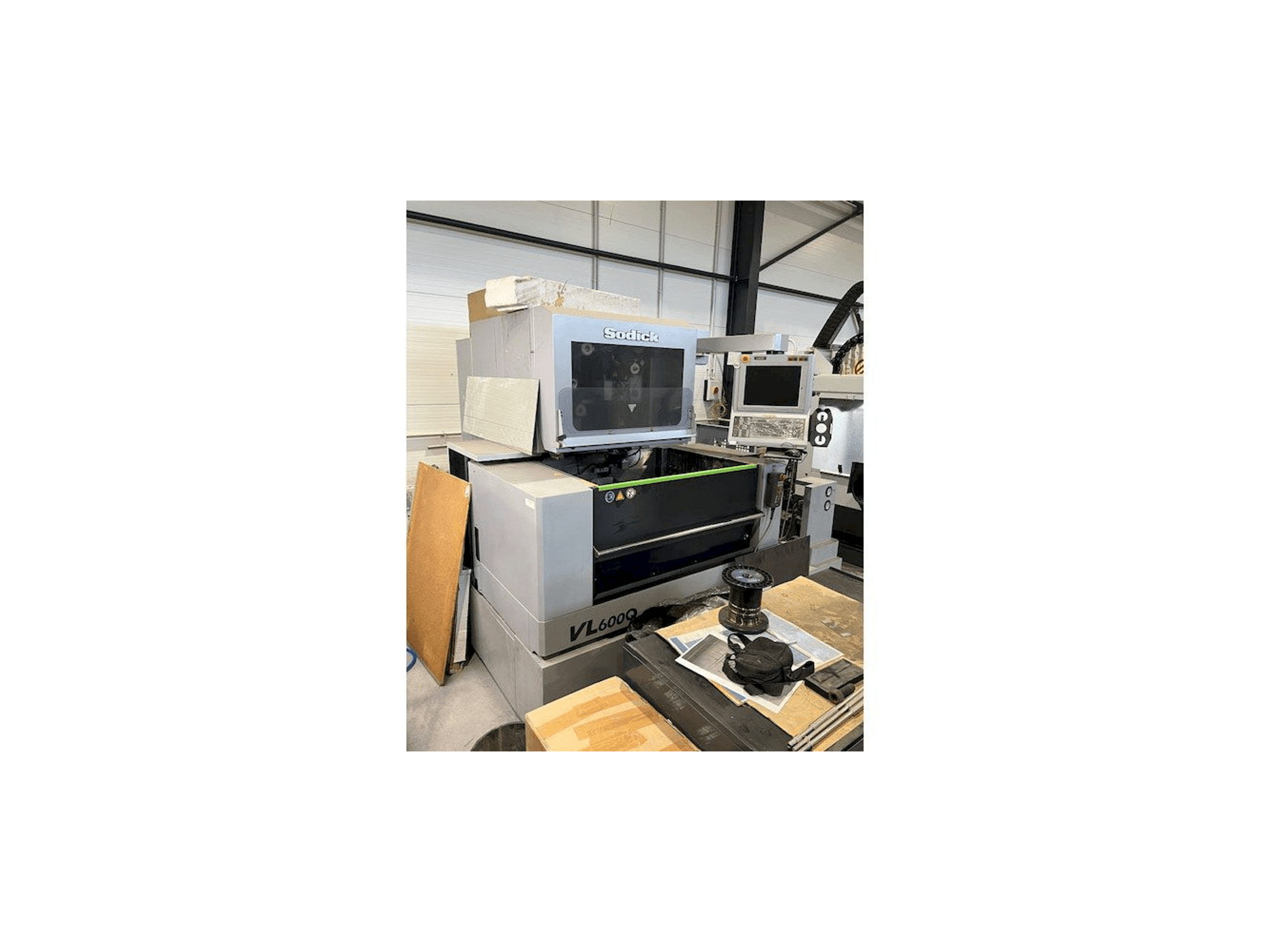 Widok z przodu maszyny Sodick VL600Q