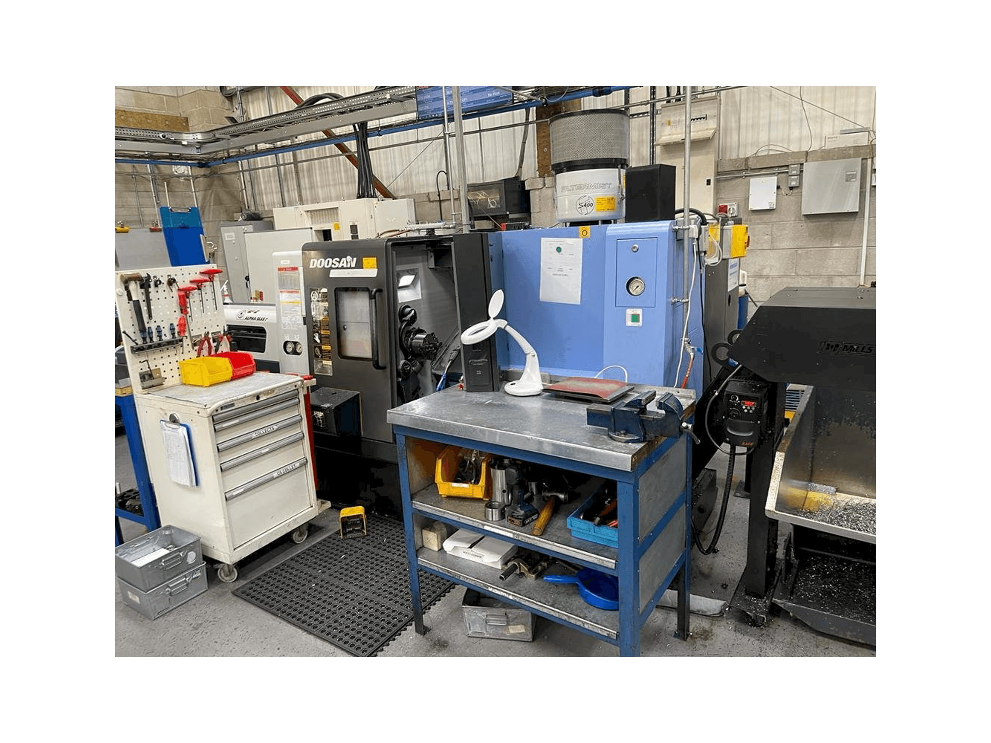 Widok z przodu maszyny Doosan Lynx 220 LMA