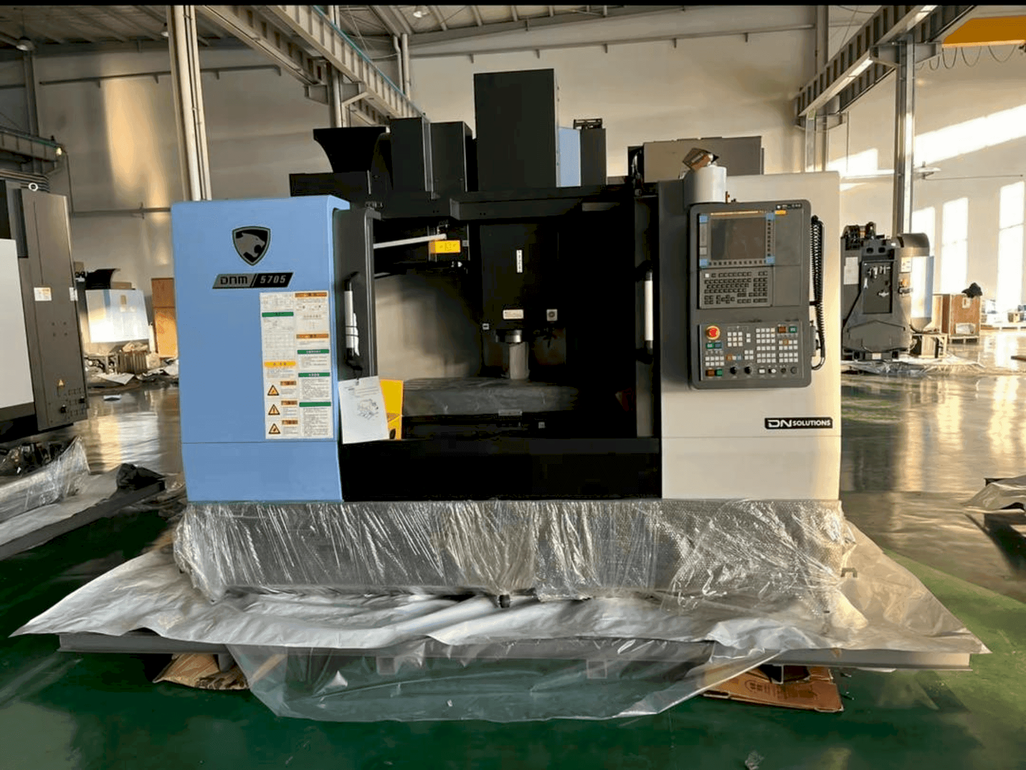 Widok z przodu maszyny DOOSAN Dnm 5705