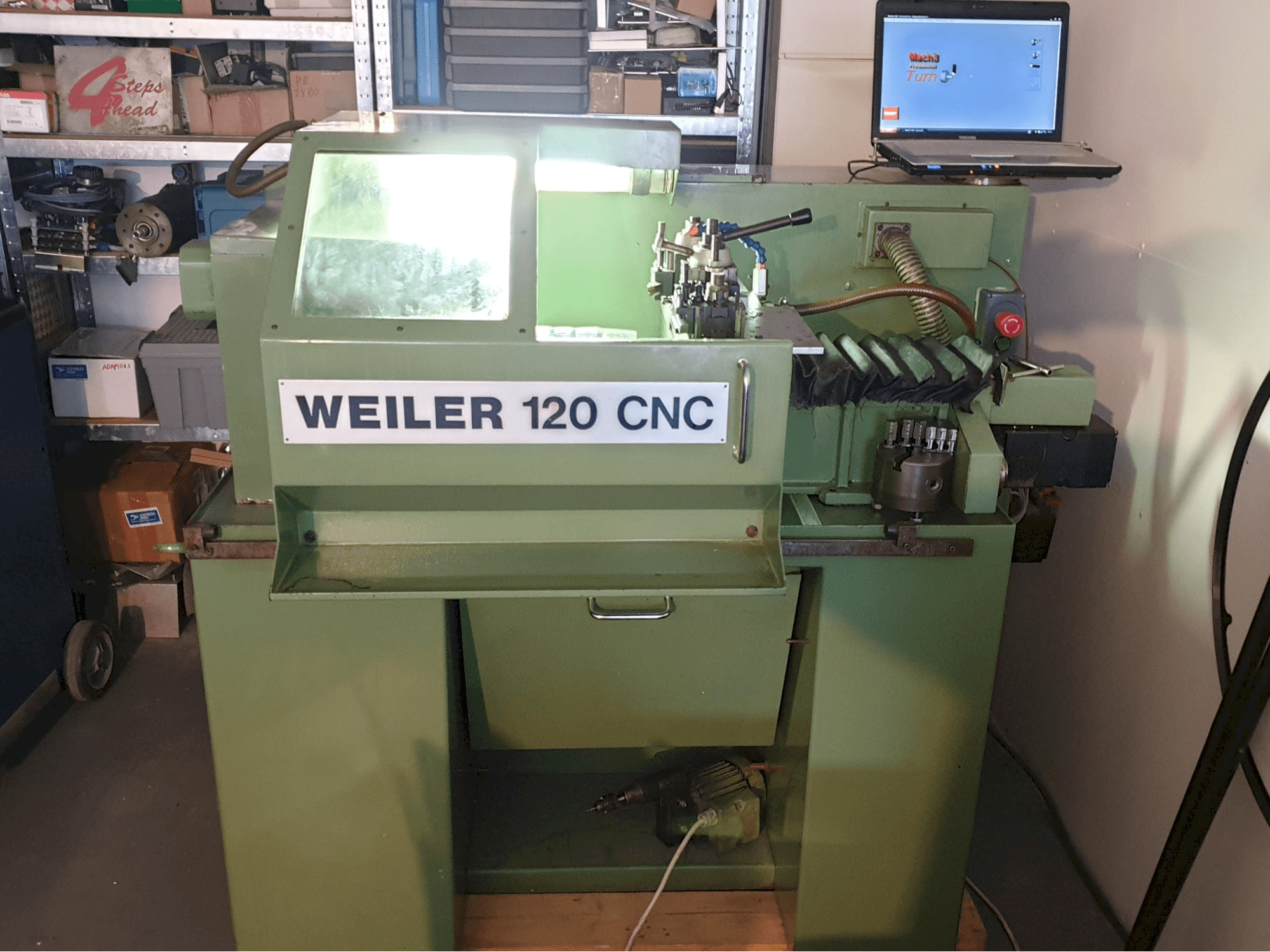 Widok z przodu maszyny Weiler 120 CNC