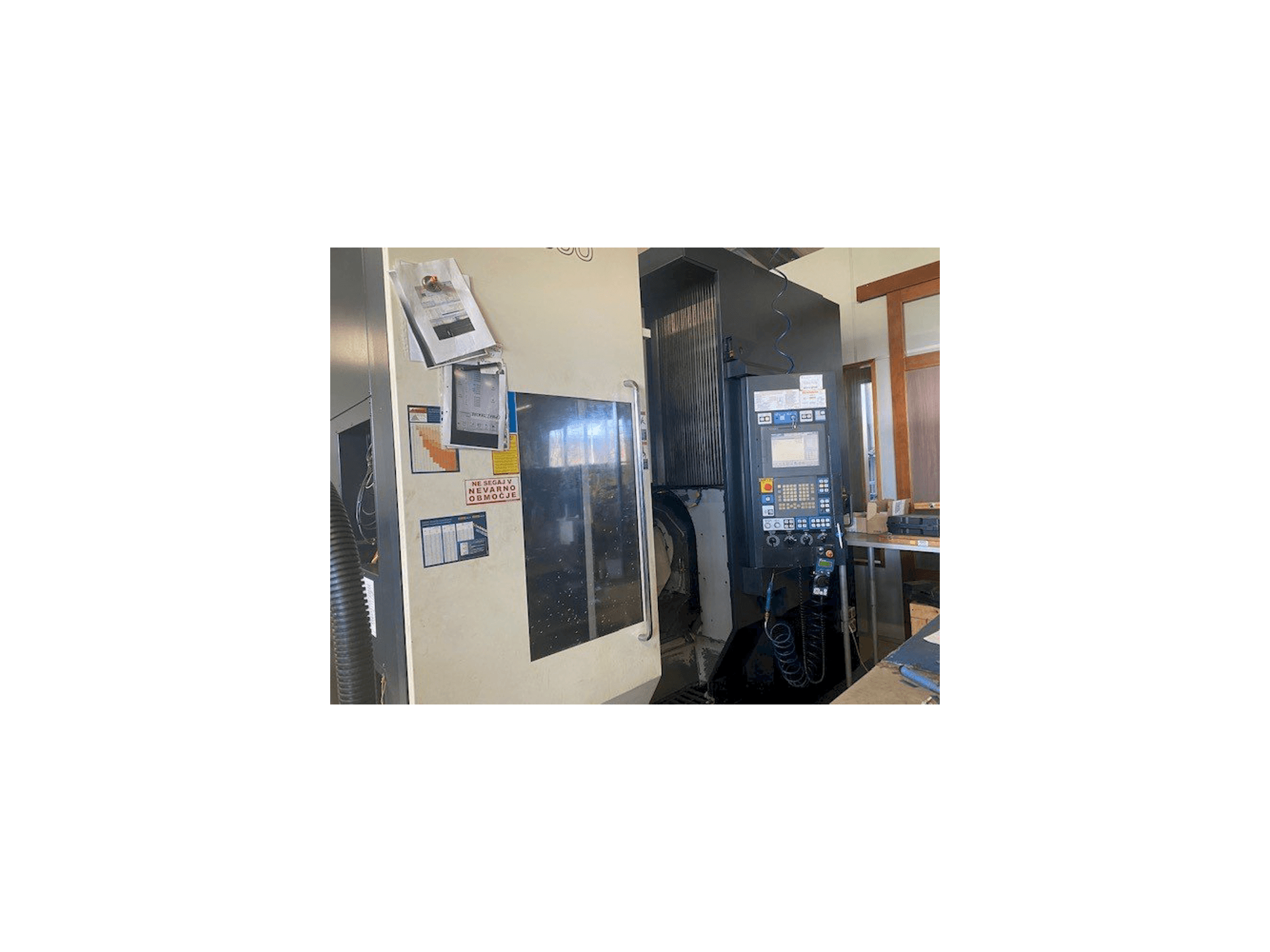 Widok z przodu maszyny Makino D500