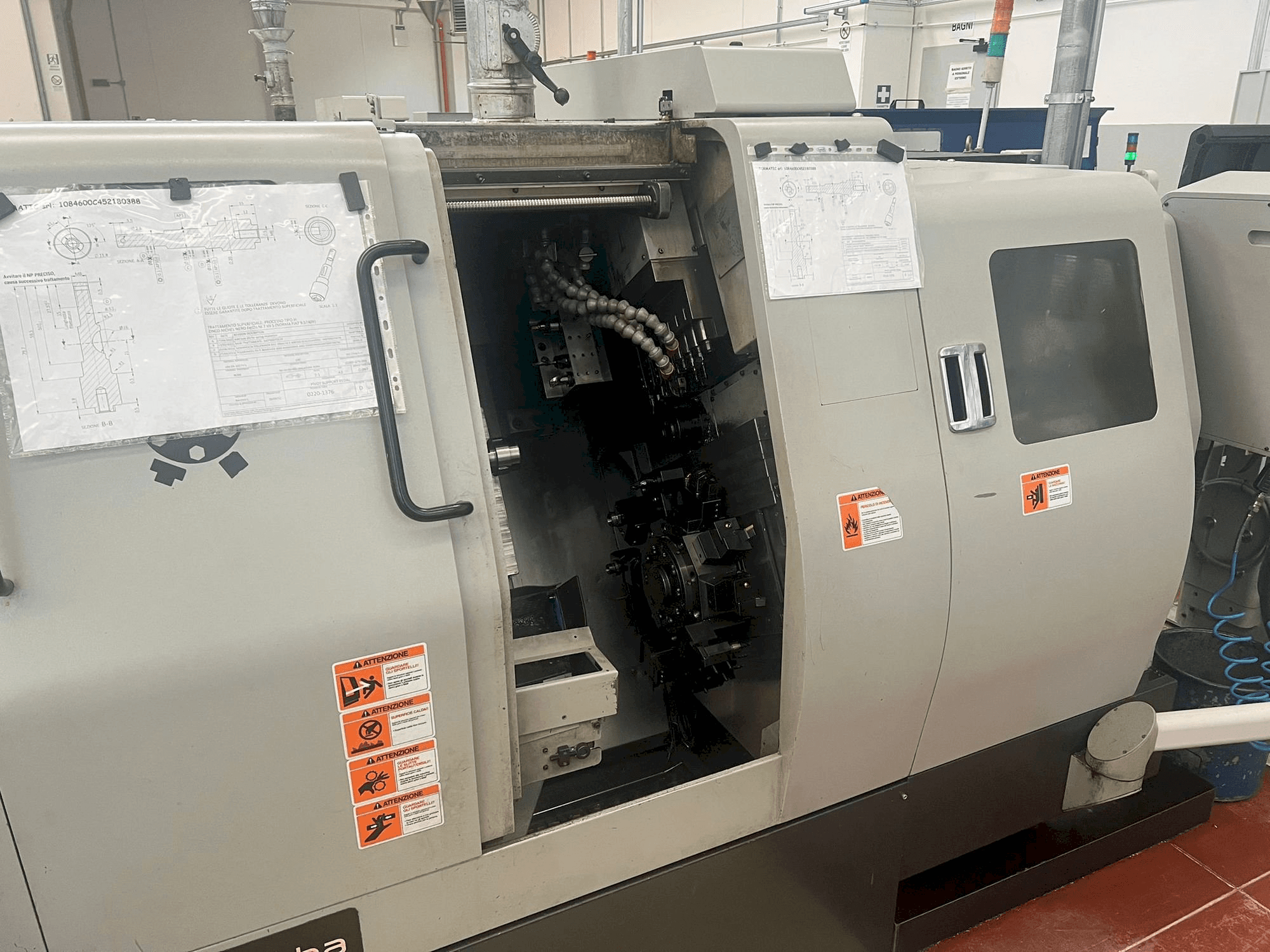 Widok z przodu maszyny Hanwha STL 38 H