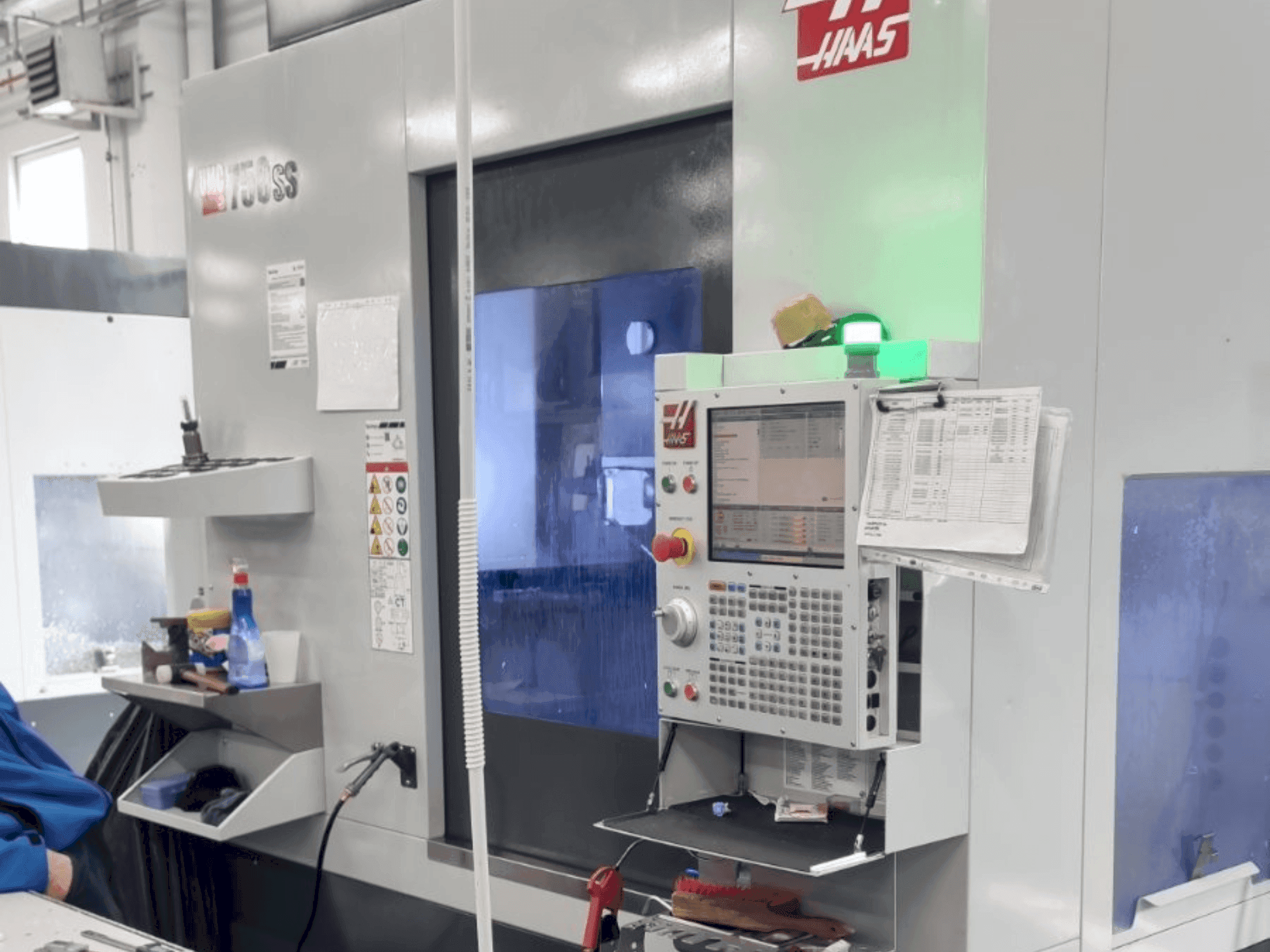 Widok z przodu maszyny HAAS UMC-750SS