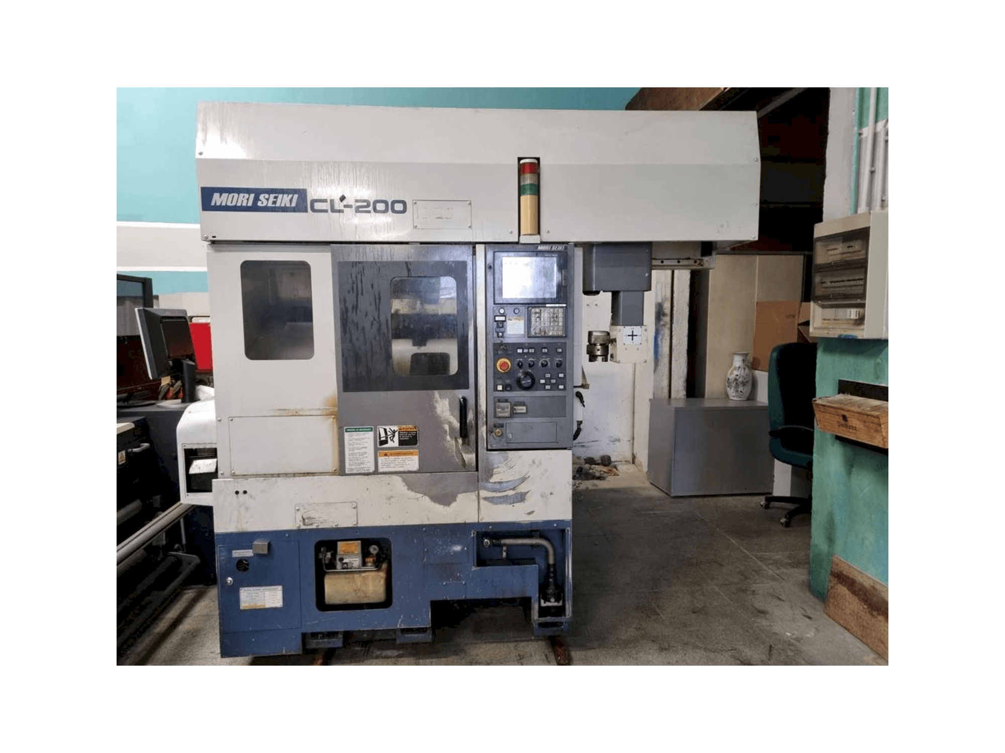Widok z przodu maszyny MORI SEIKI CL-200
