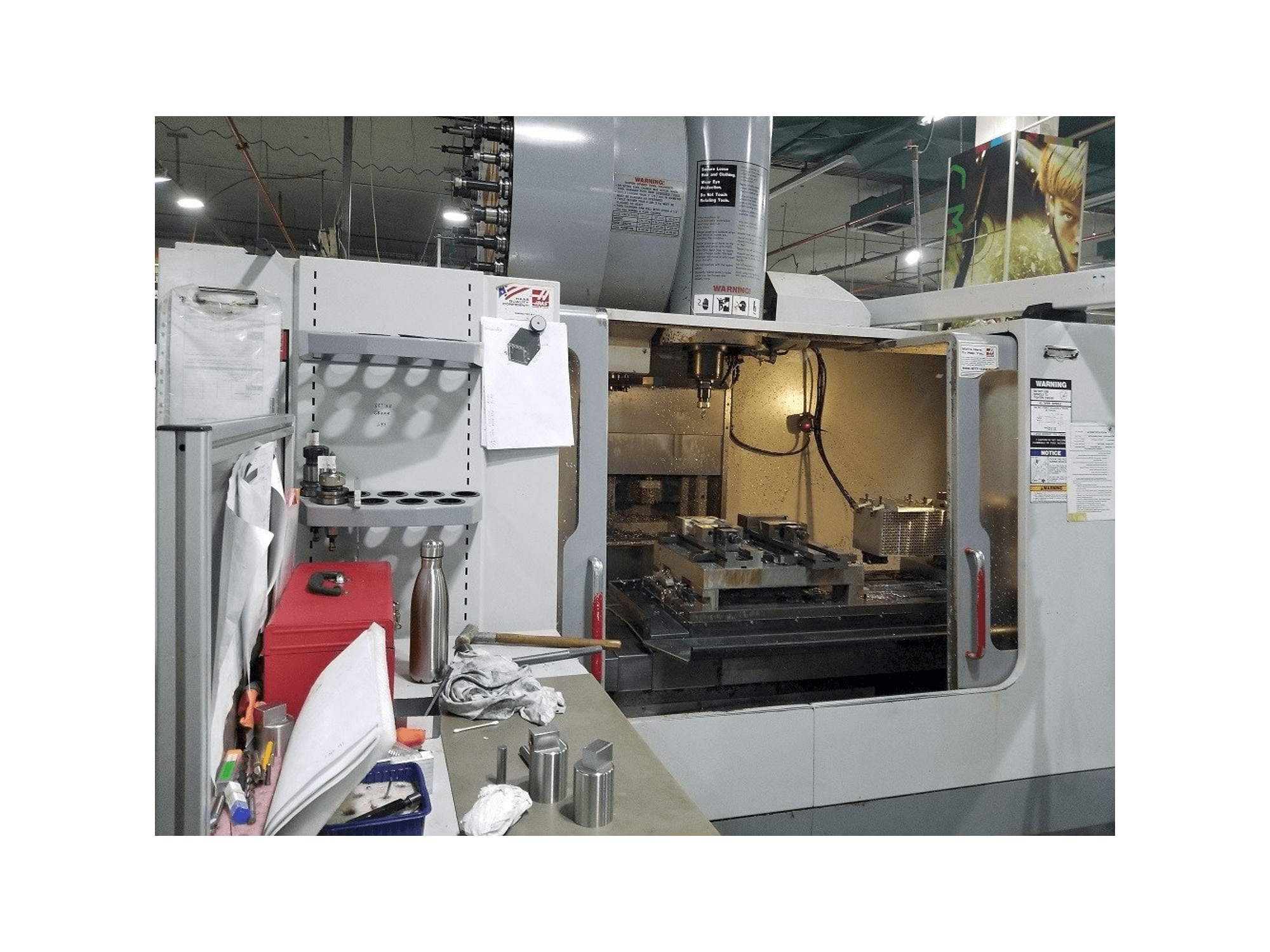 Widok z przodu maszyny HAAS VF-4SS