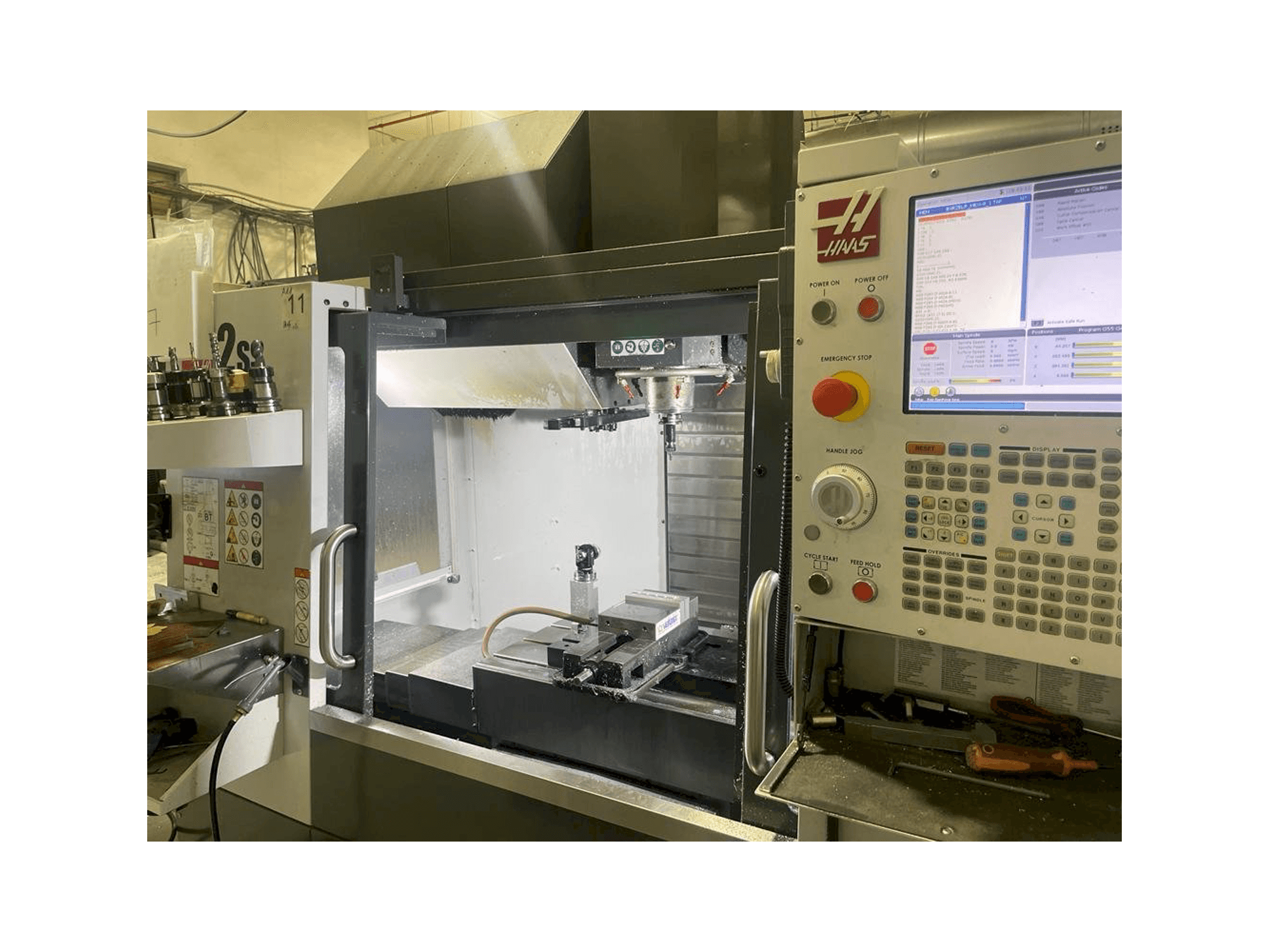 Widok z przodu maszyny HAAS VF-2SS