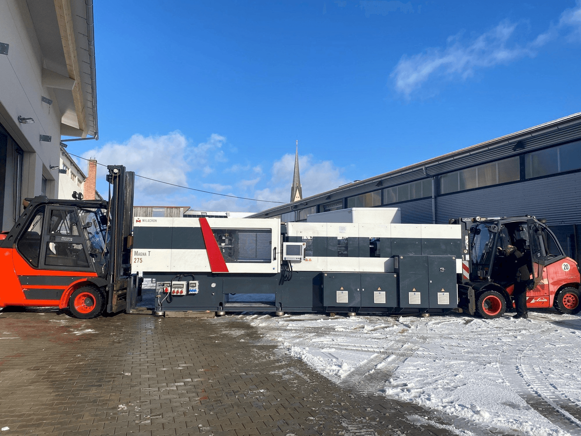 Widok z przodu maszyny Milacron Magna T (MTs) - 275