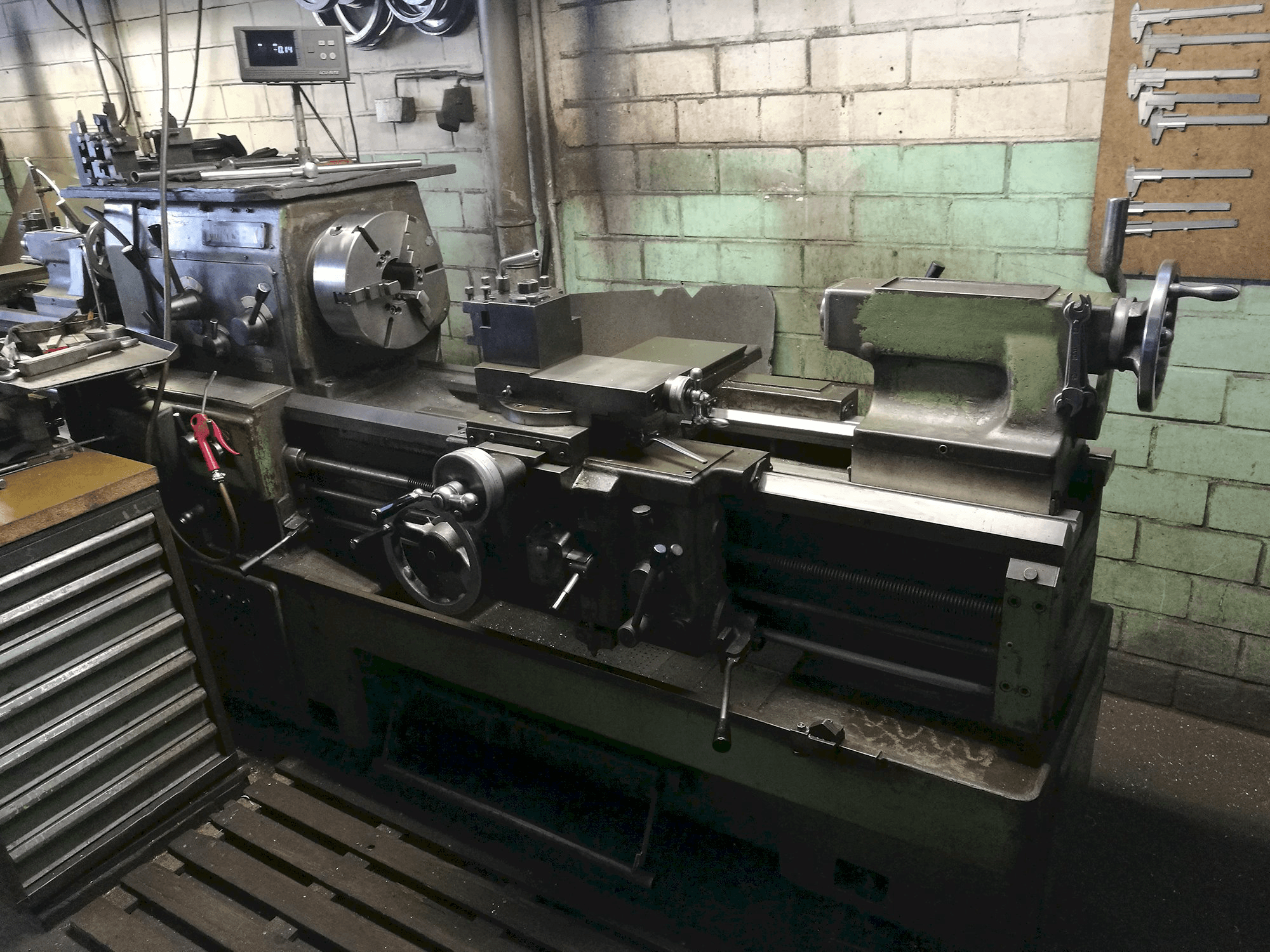 Widok z prawej maszyny MORI SEIKI MR 1000