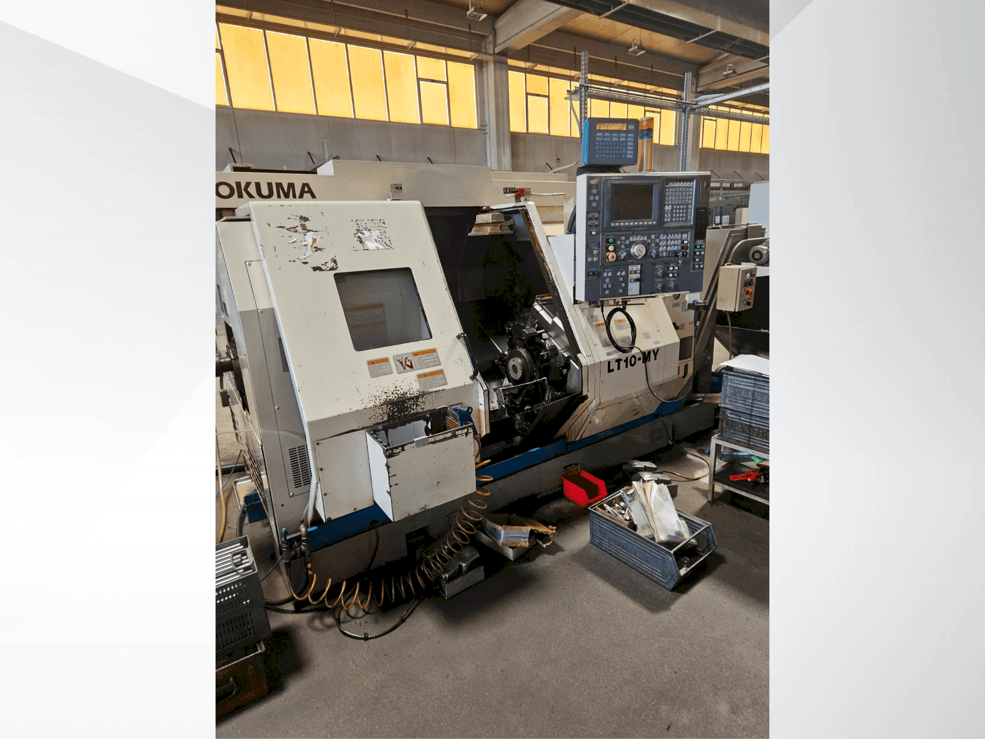 Widok z przodu maszyny Okuma LT 10 MY