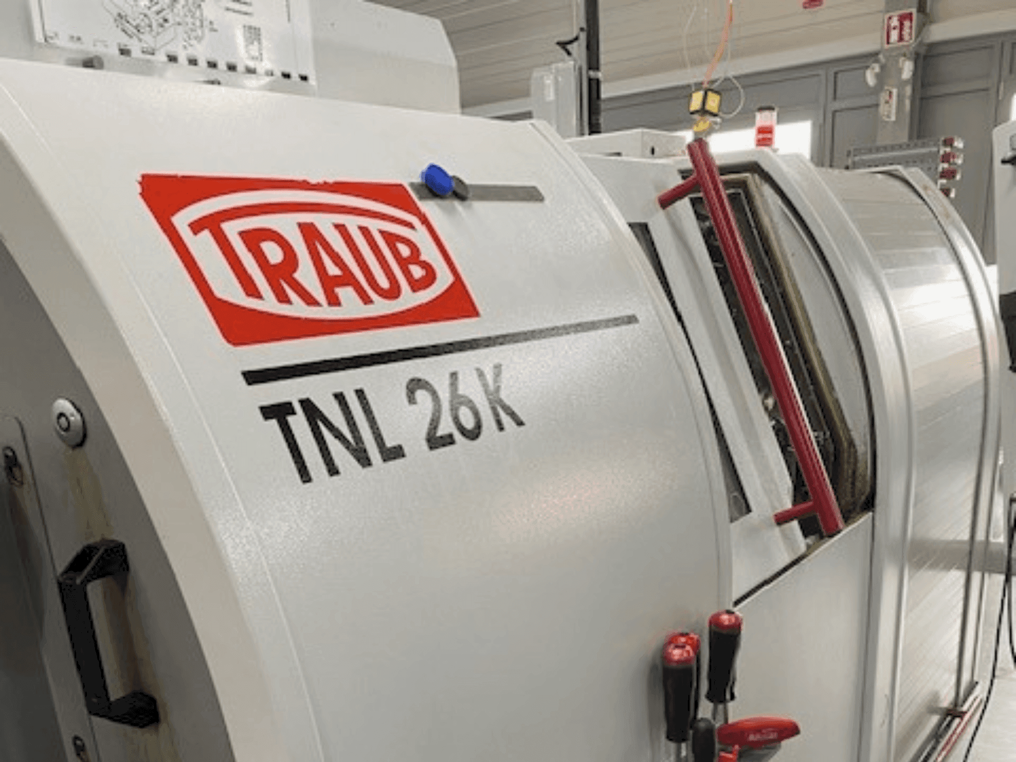 Widok z przodu maszyny TRAUB TNL 26 K