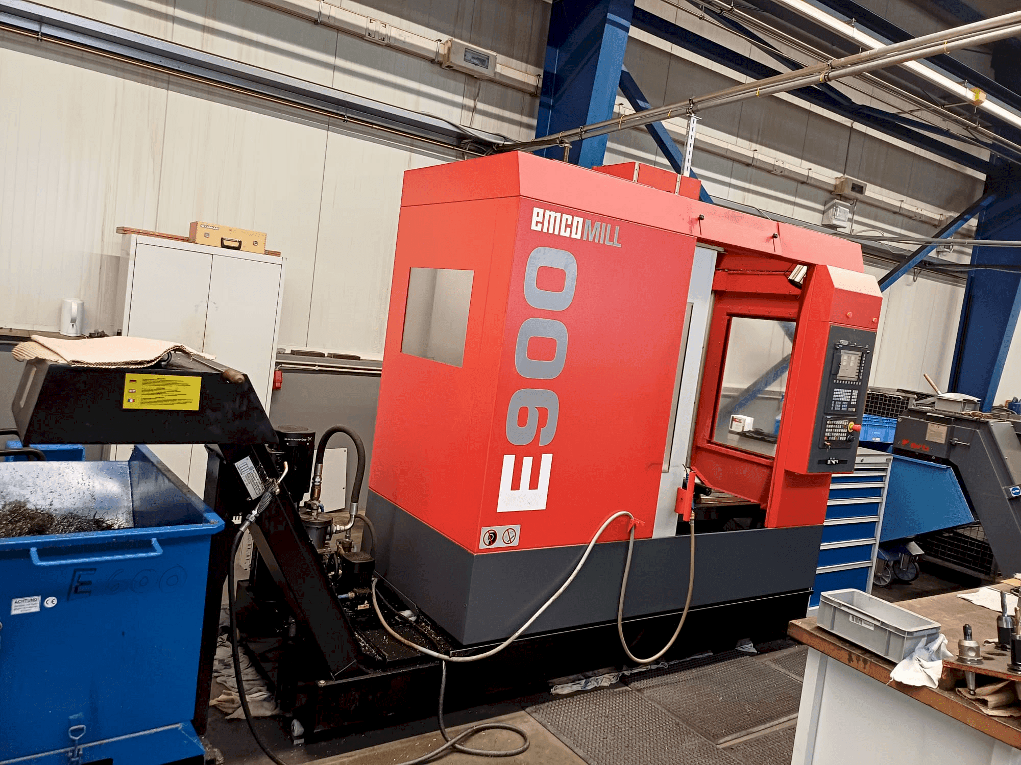 Widok z przodu maszyny EMCO EmcoMill E900