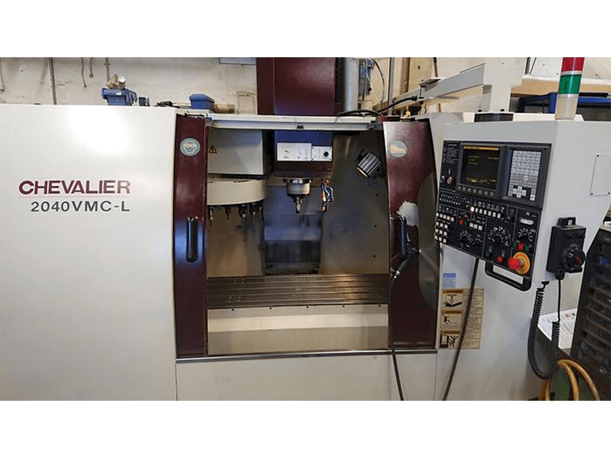 Widok z przodu maszyny Chevalier 2040 VMC-L