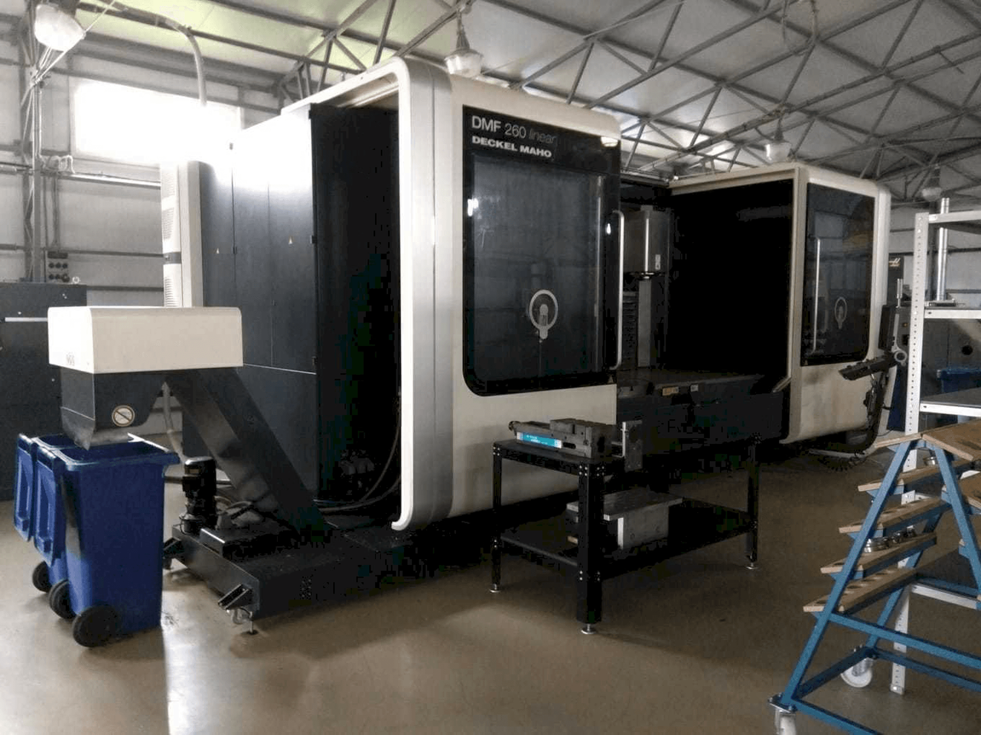 Widok z przodu maszyny DECKEL MAHO DMF 260 linear