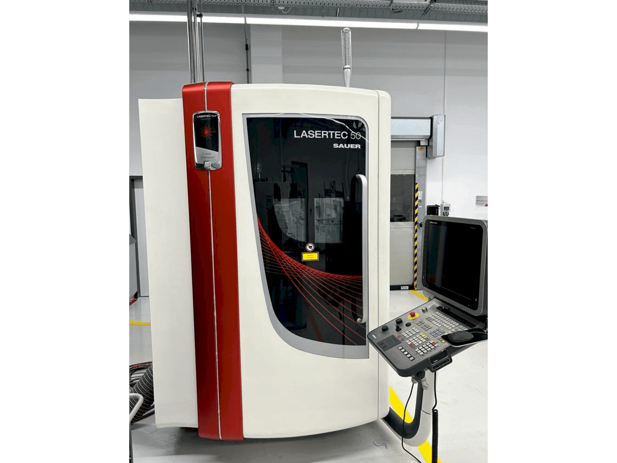 Widok z przodu maszyny DMG SAUER LASERTEC 50