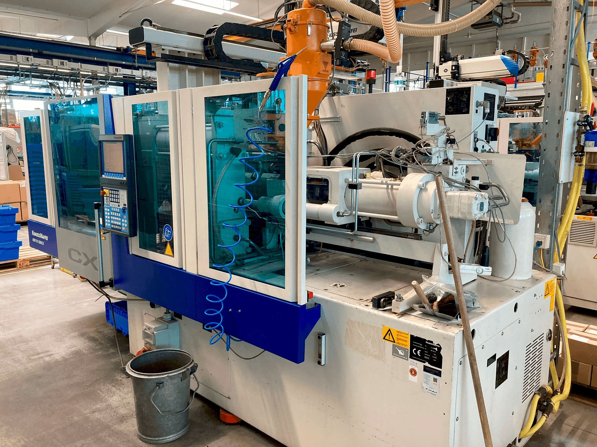 Widok z przodu maszyny Krauss Maffei 110–380 CX