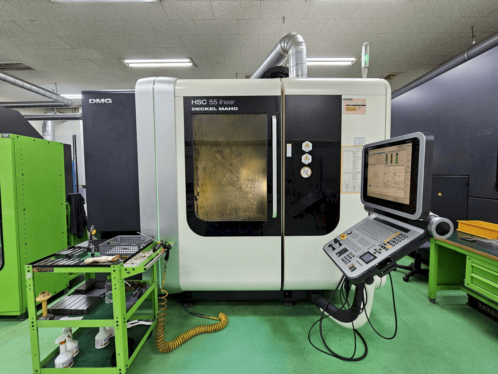 Widok z przodu maszyny DECKEL MAHO HSC 55 linear