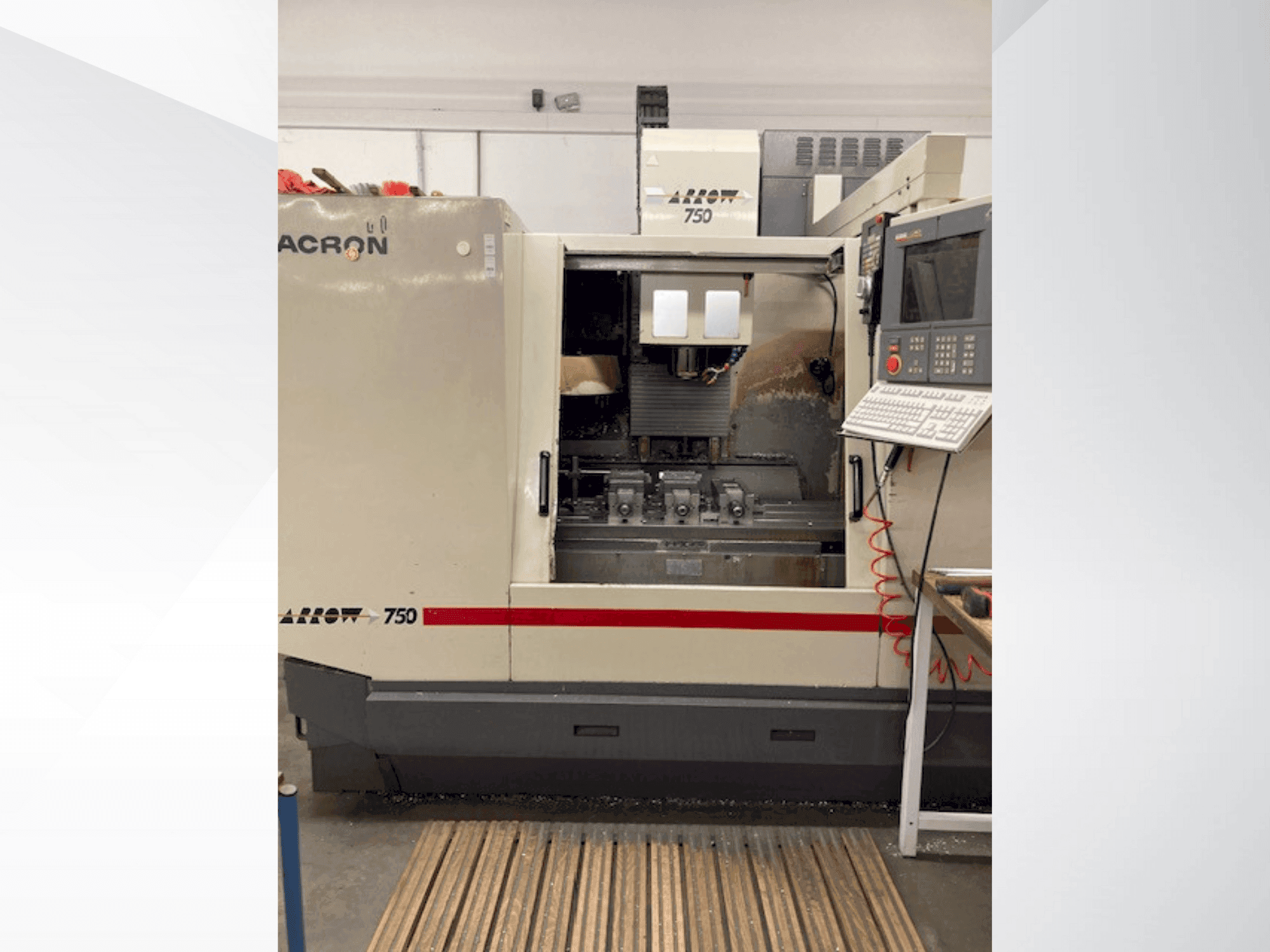 Widok z przodu maszyny Cincinnati Milacron Arrow 750