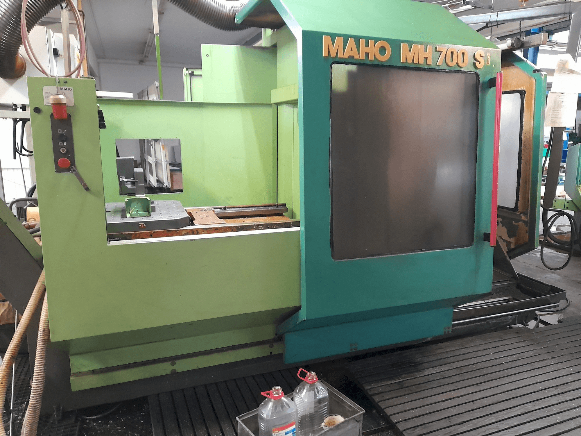 Widok lewej strony maszyny MAHO MH 700 S