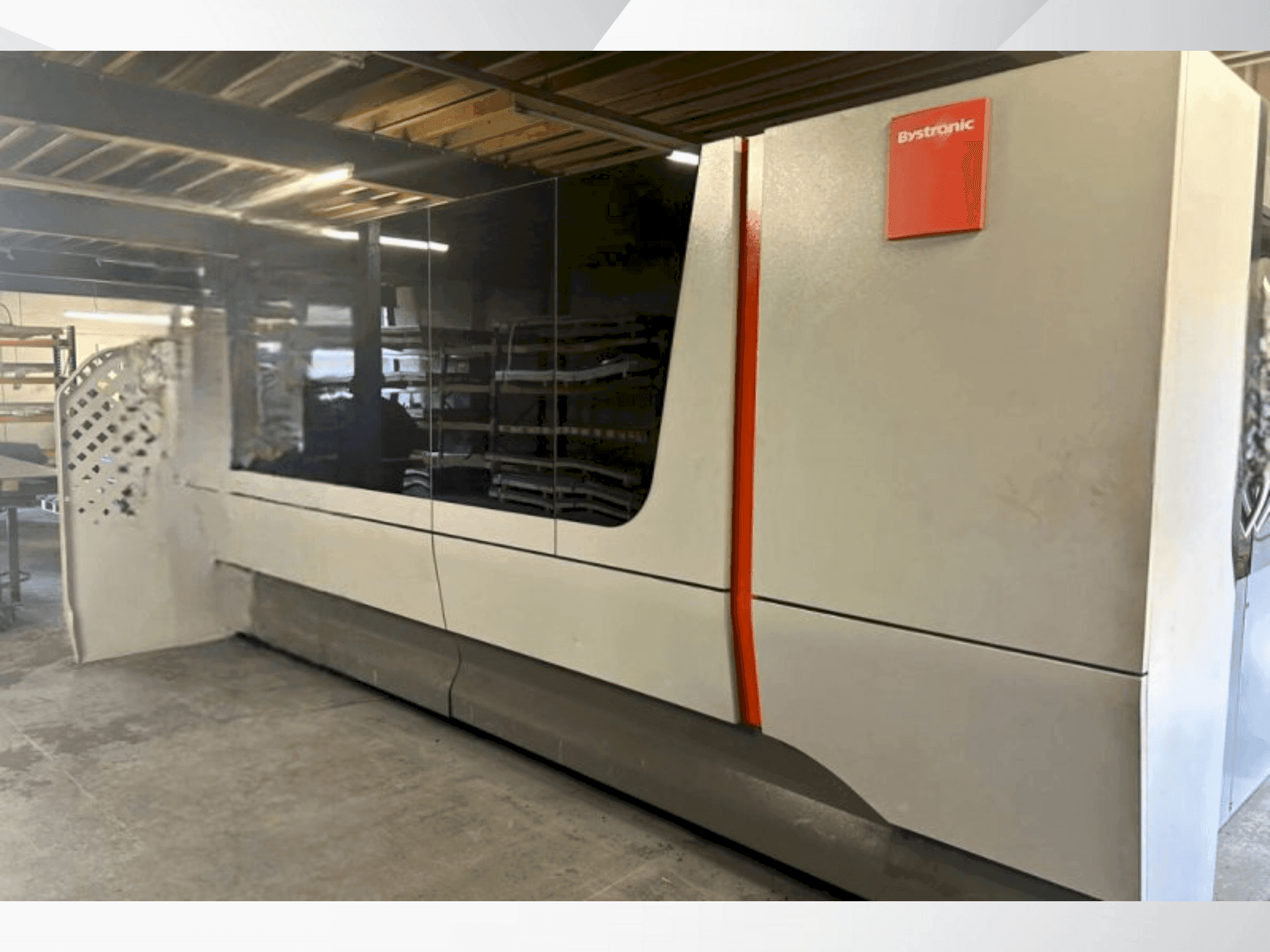 Widok z przodu maszyny Bystronic BYSMART Fiber 3015