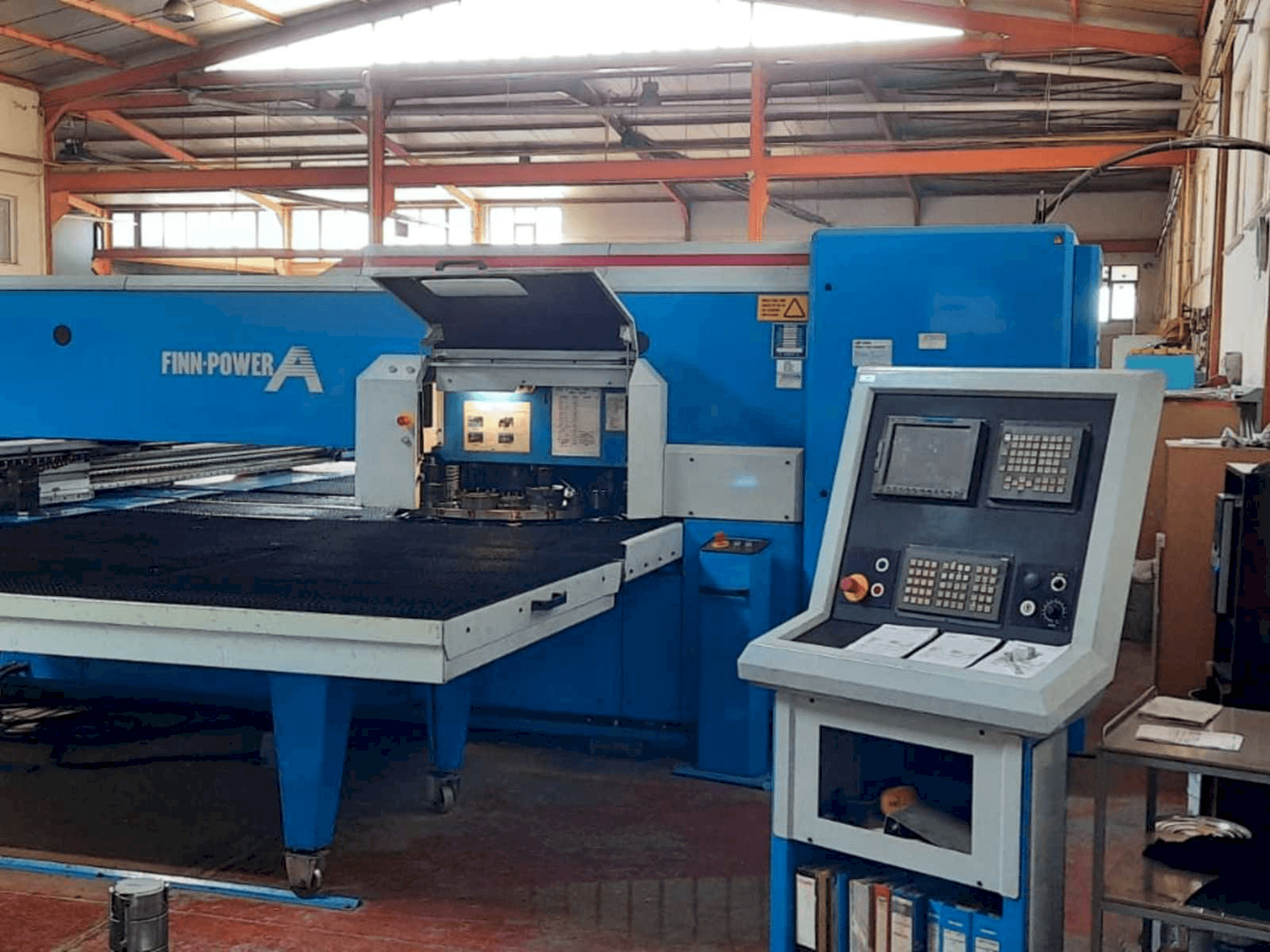 Widok z przodu maszyny Finn-Power A525F