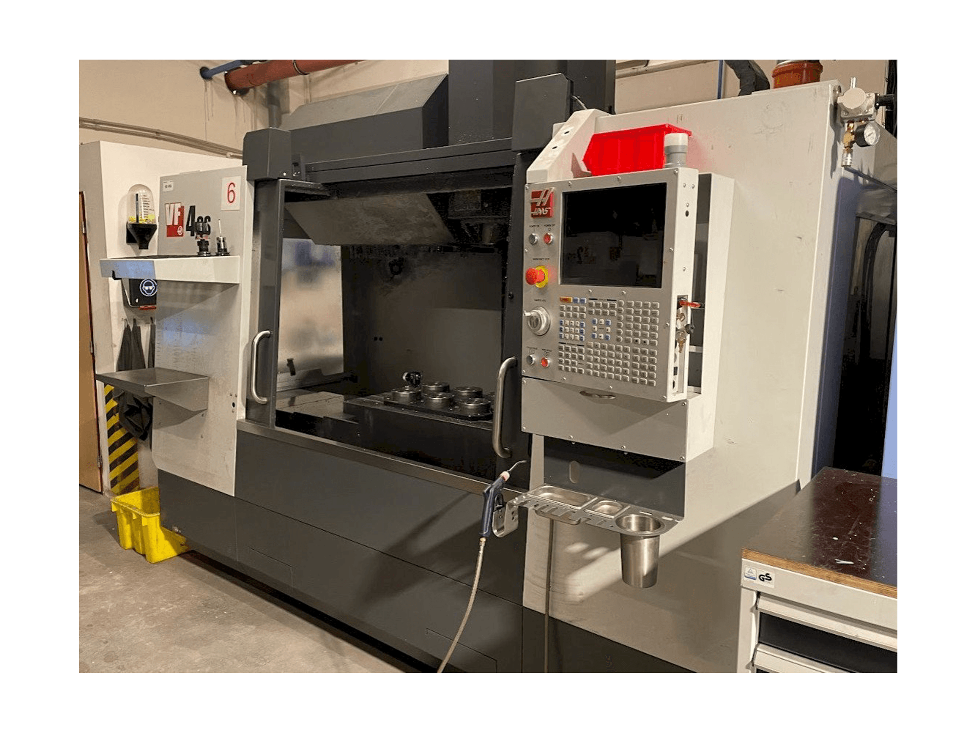 Widok z prawej maszyny HAAS VF-4SS