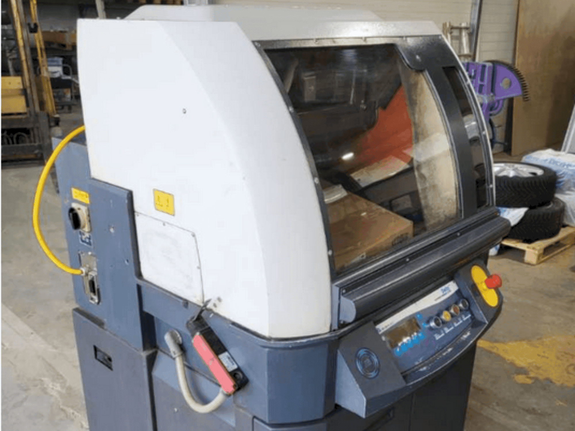 Widok z przodu maszyny Buehler Large Delta Automatic Chop Cutter 10-1317-400