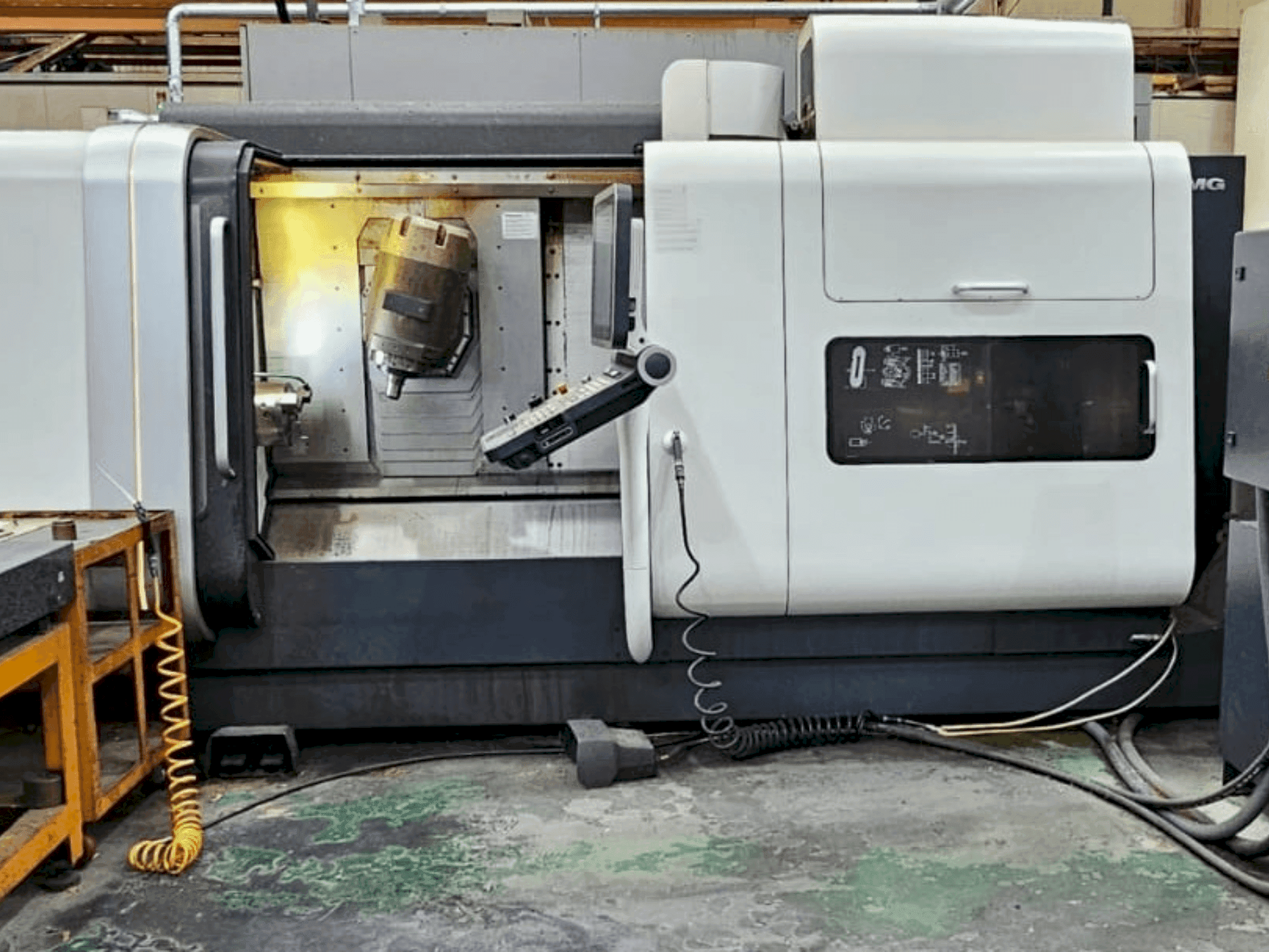 Widok z przodu maszyny DMG MORI CTX 1250 TC