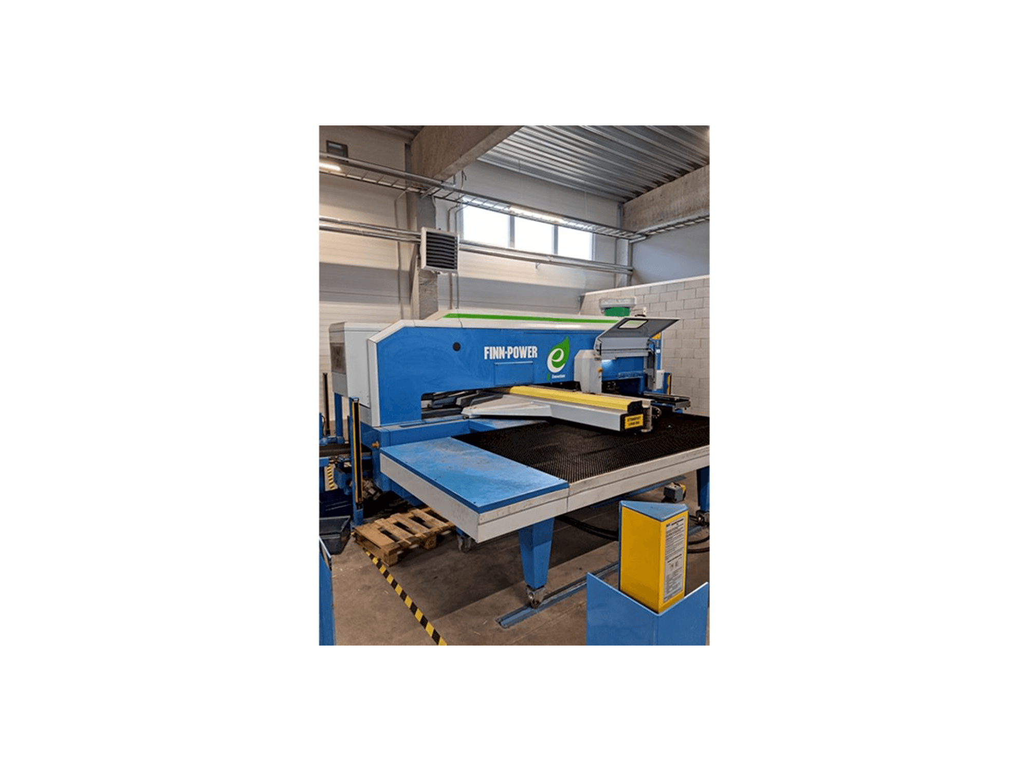 Widok z przodu maszyny Finn-Power E5