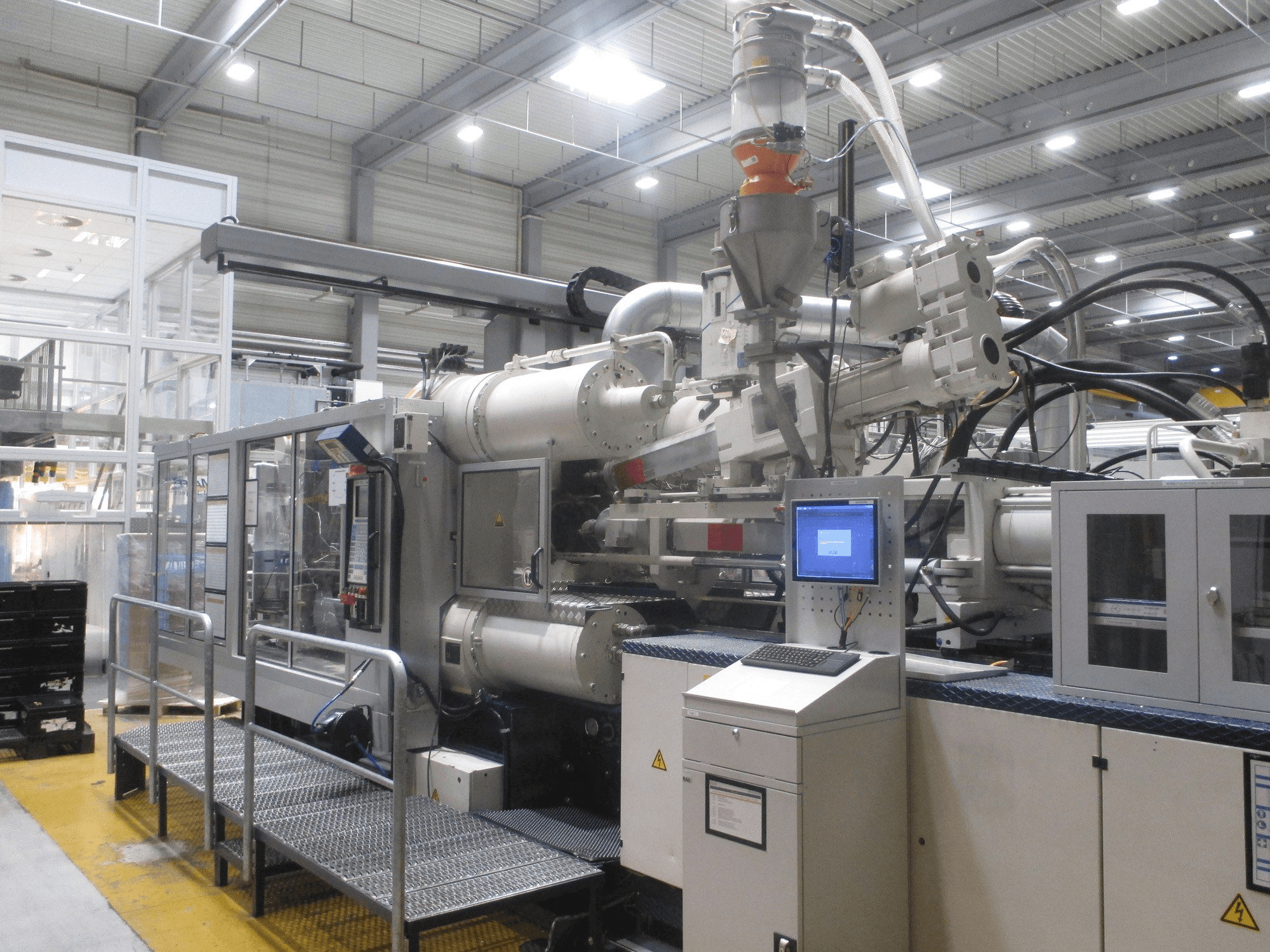 Widok z przodu maszyny Krauss Maffei 575-1900-520-C2