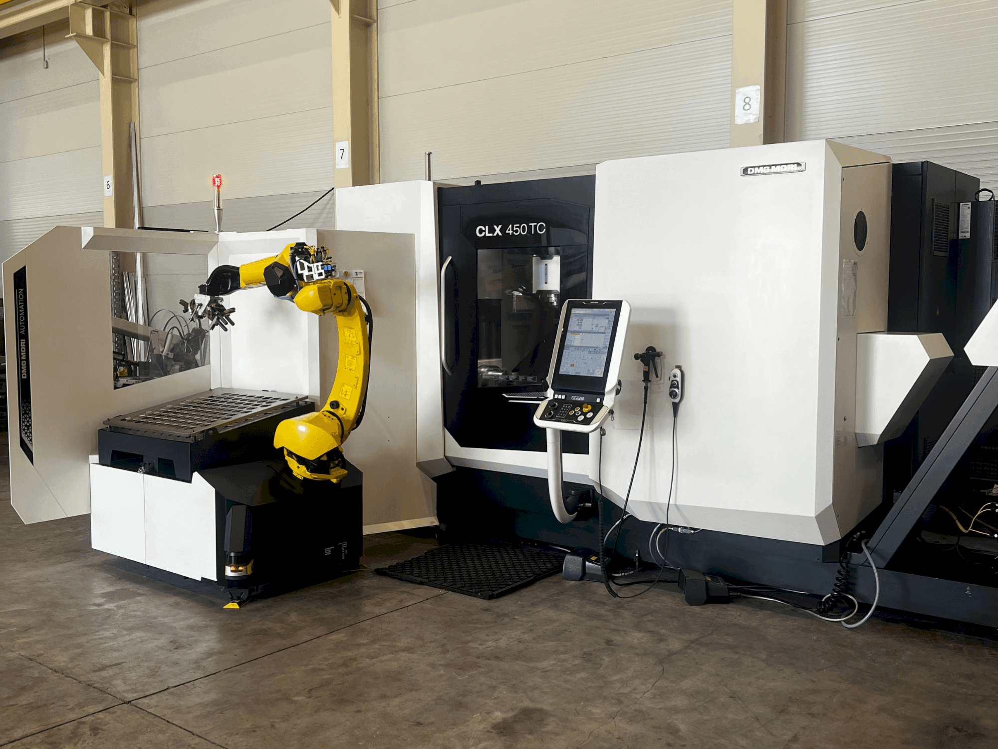Widok z przodu maszyny DMG MORI CLX 450 TC