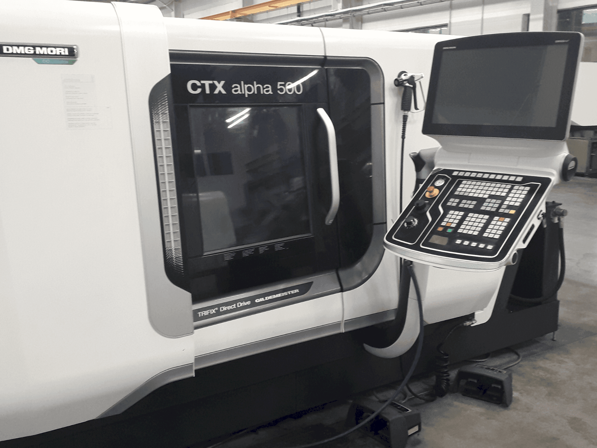 Widok z przodu maszyny DMG MORI CTX Alpha 500 V6