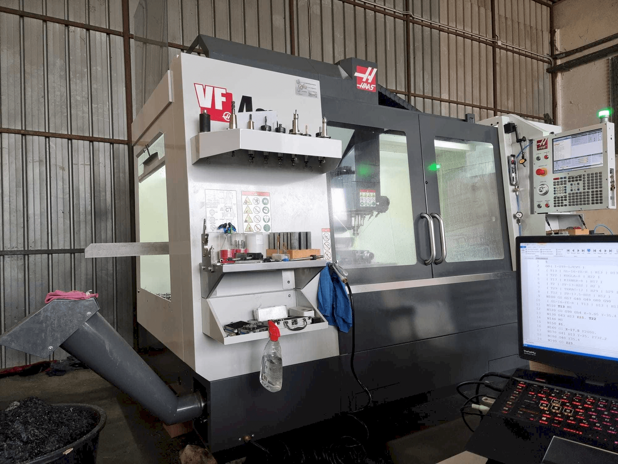 Widok z przodu maszyny HAAS VF4SS
