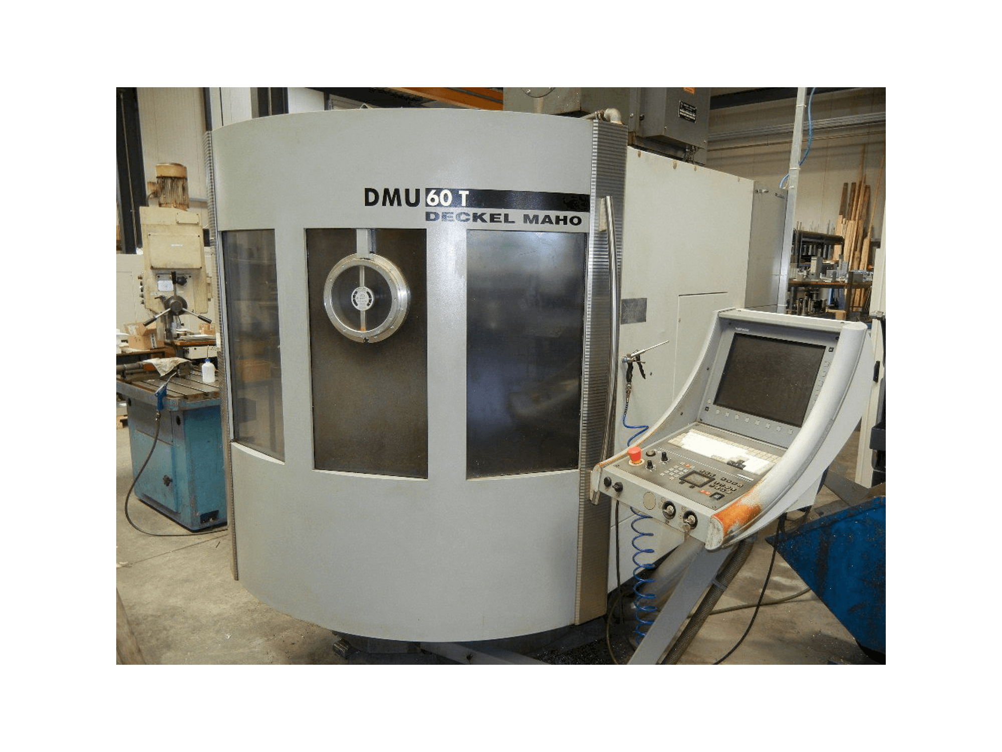 Widok z przodu maszyny DECKEL MAHO DMU 60 T