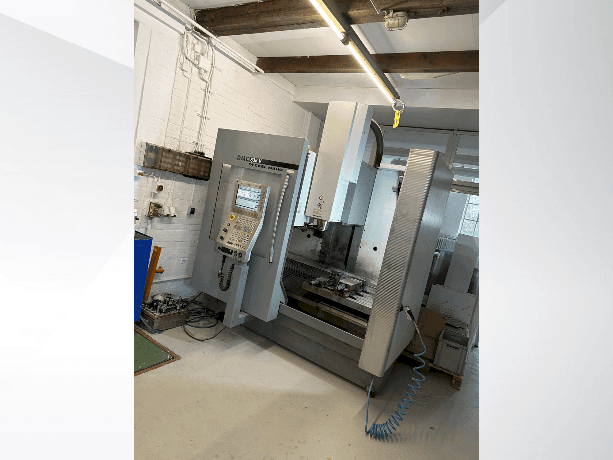 Widok z przodu maszyny DECKEL DMC 835 V