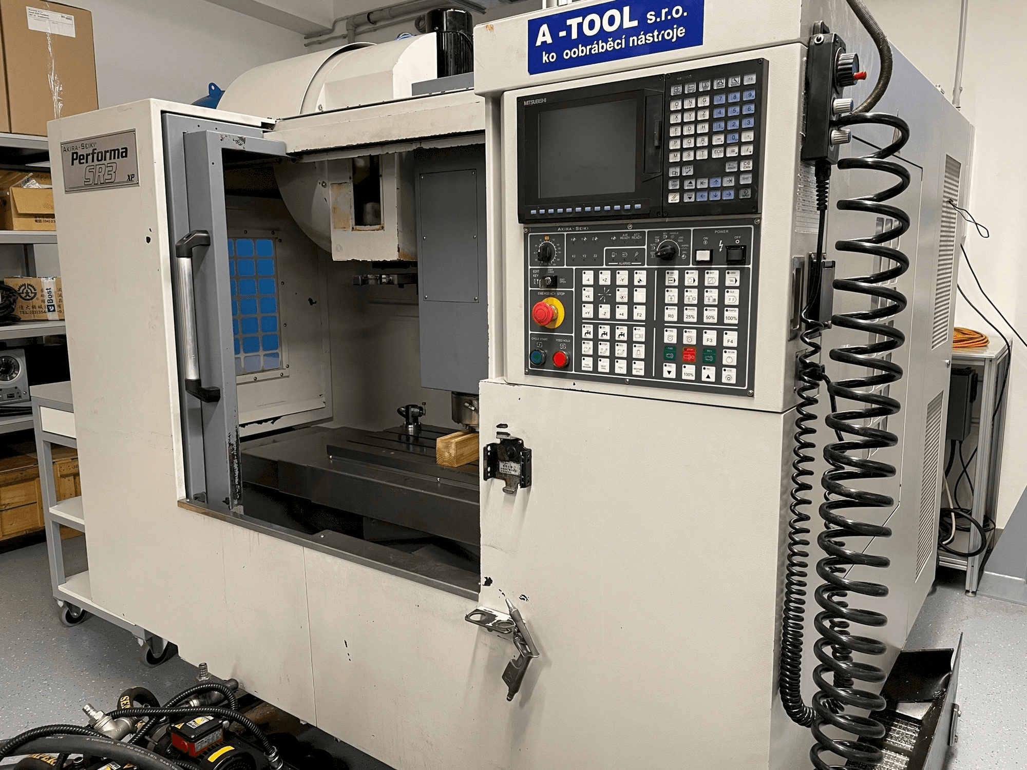 Widok z przodu maszyny Akira Seiki SR3XP