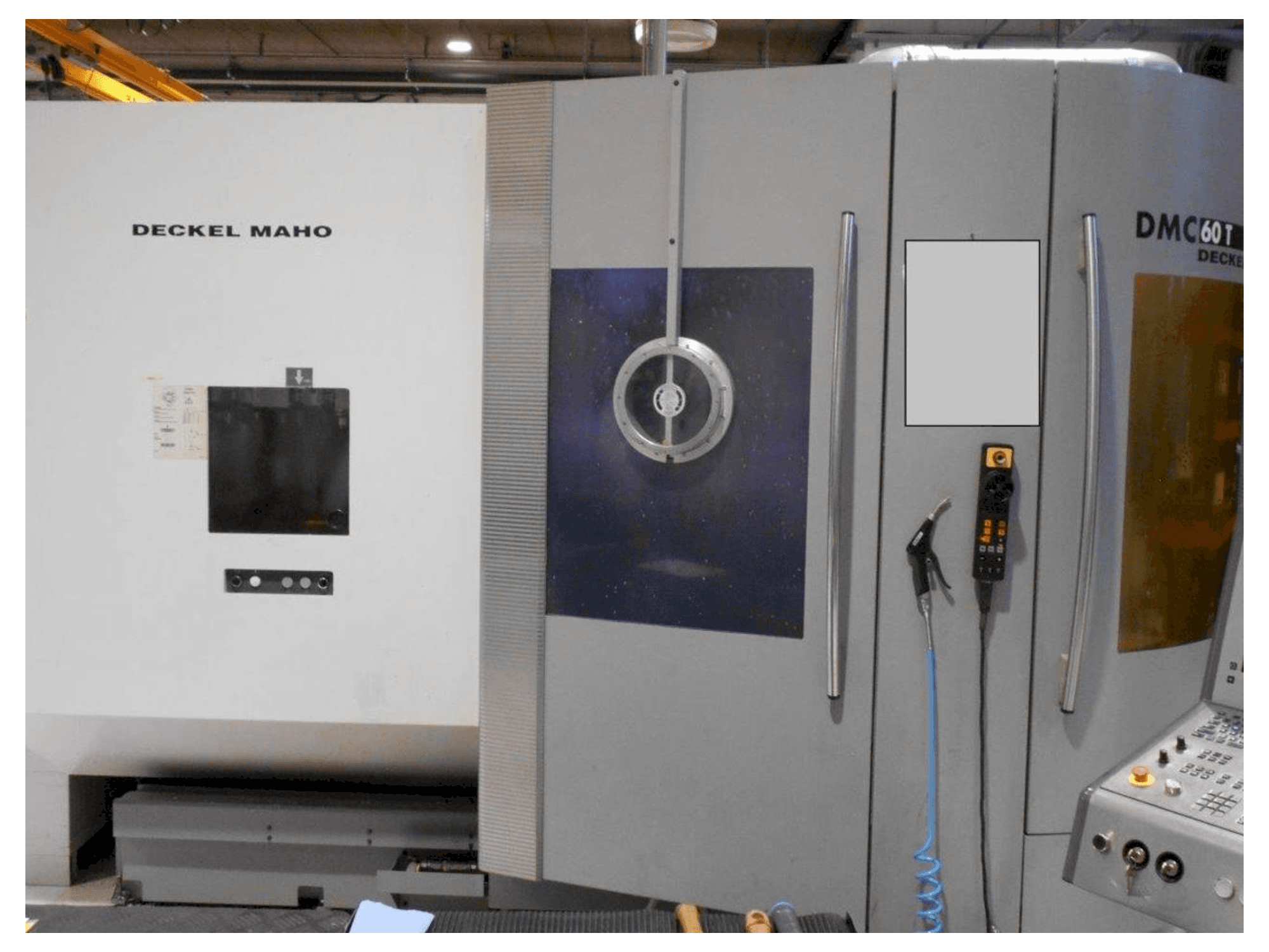 Widok z przodu maszyny DECKEL MAHO DMC 60T