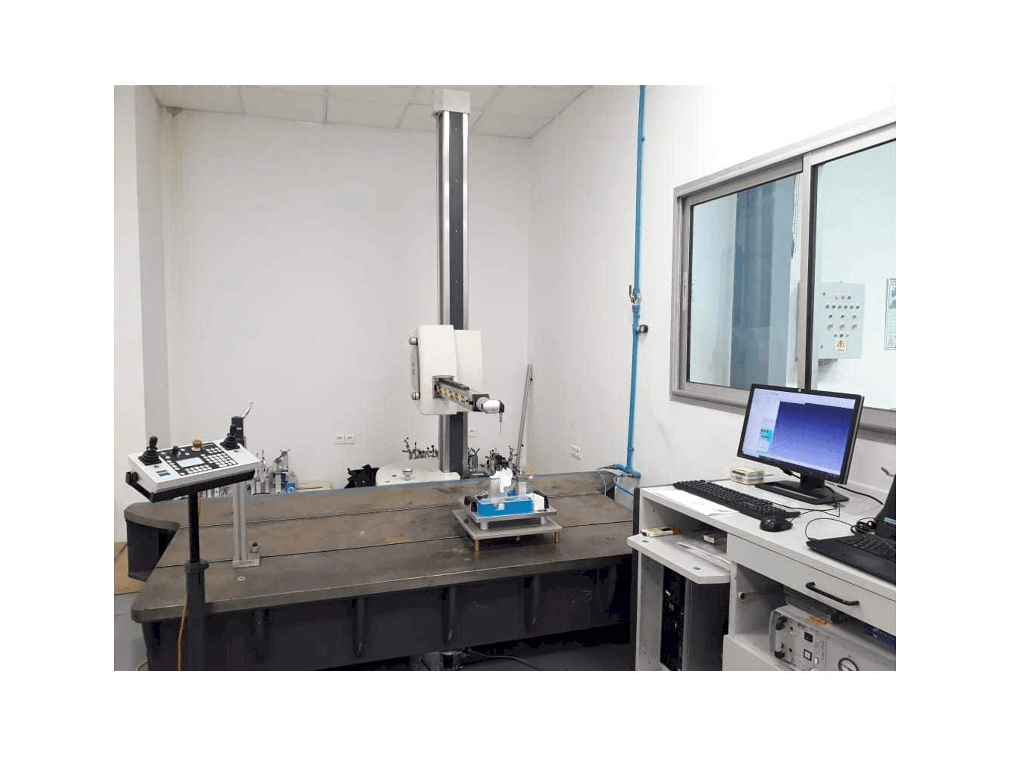 Widok z przodu maszyny ZEISS Carmet CNC